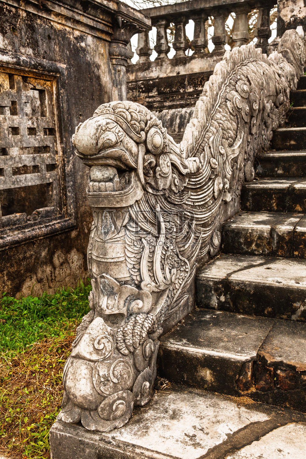 越南顺化古代皇家建筑中的石龙阶梯细节照片摄影图片