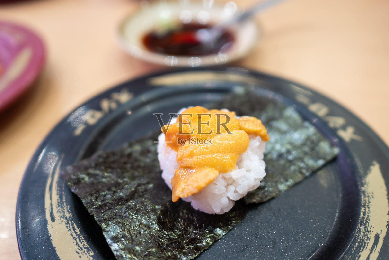 在当地餐厅享受新鲜寿司的美味,烹饪体验,充满活力的氛围,特写视角照片摄影图片