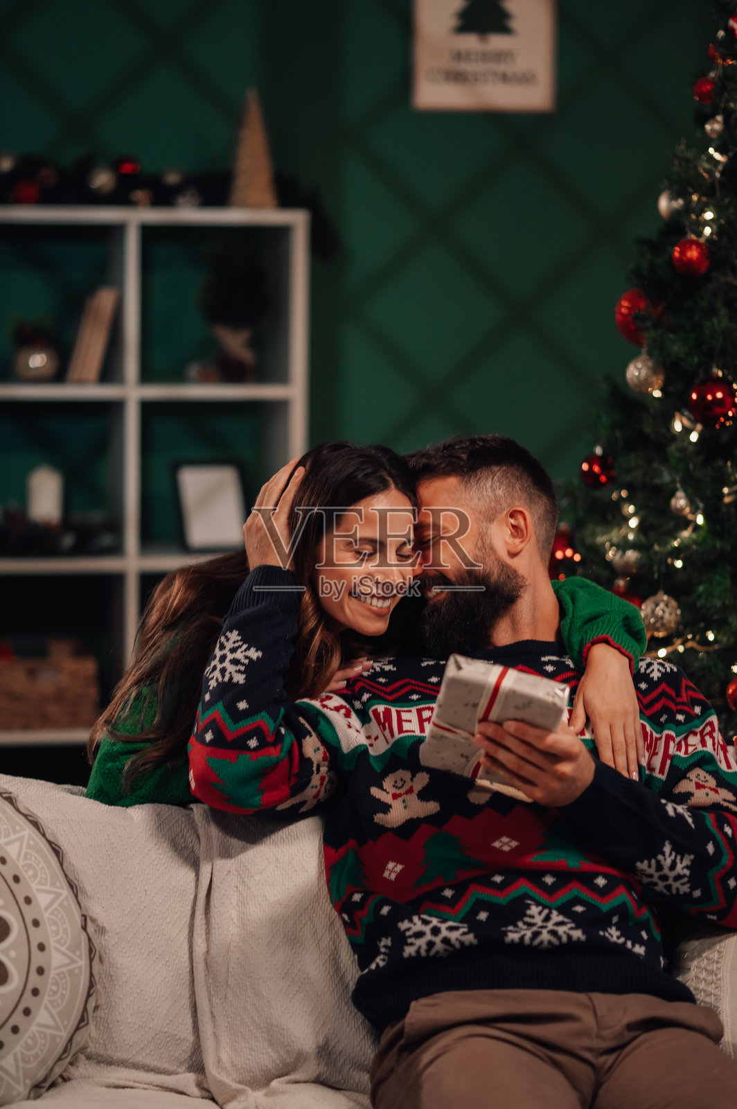 快乐的情侣在家中互赠圣诞礼物照片摄影图片