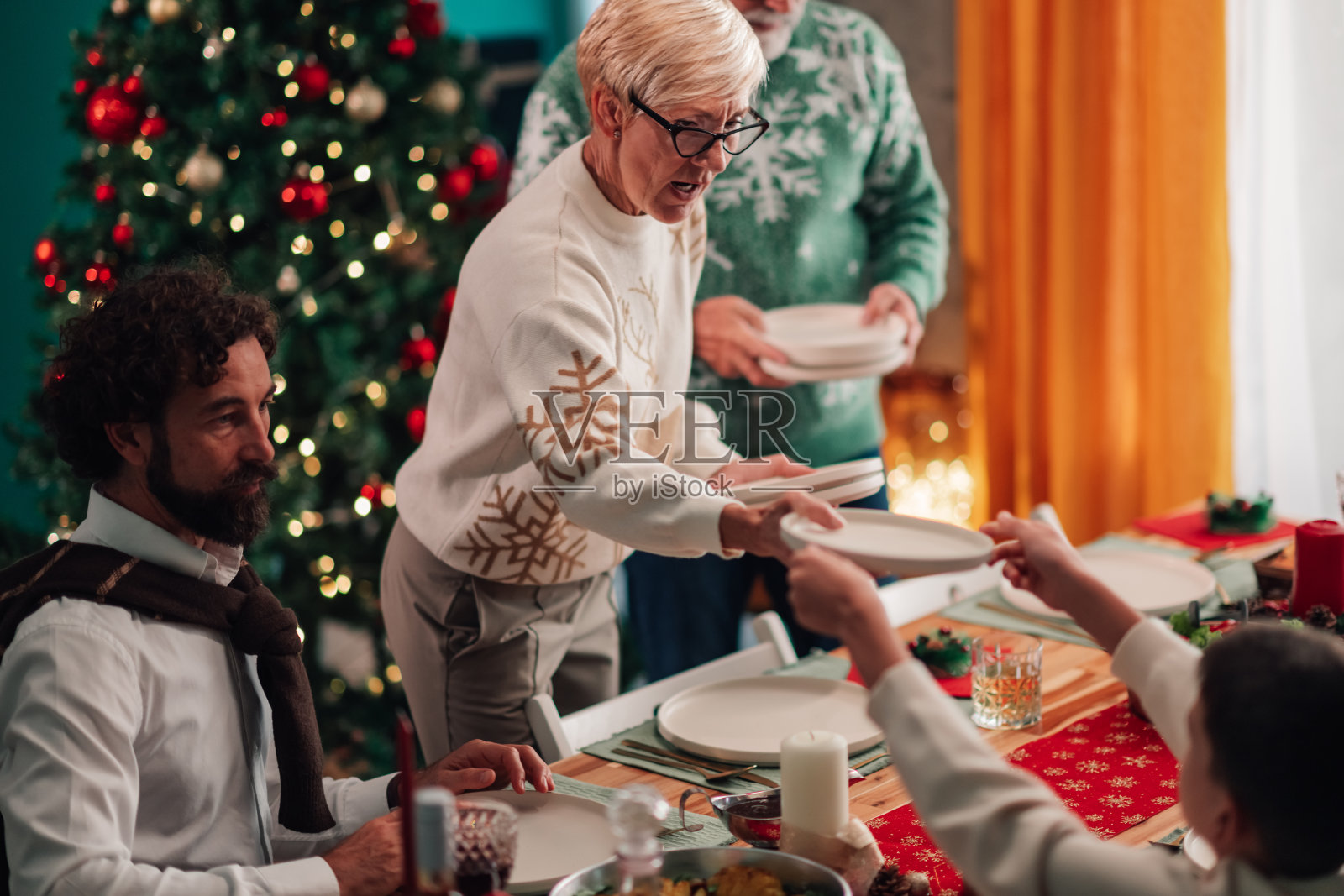 家庭在家中享用圣诞晚餐照片摄影图片