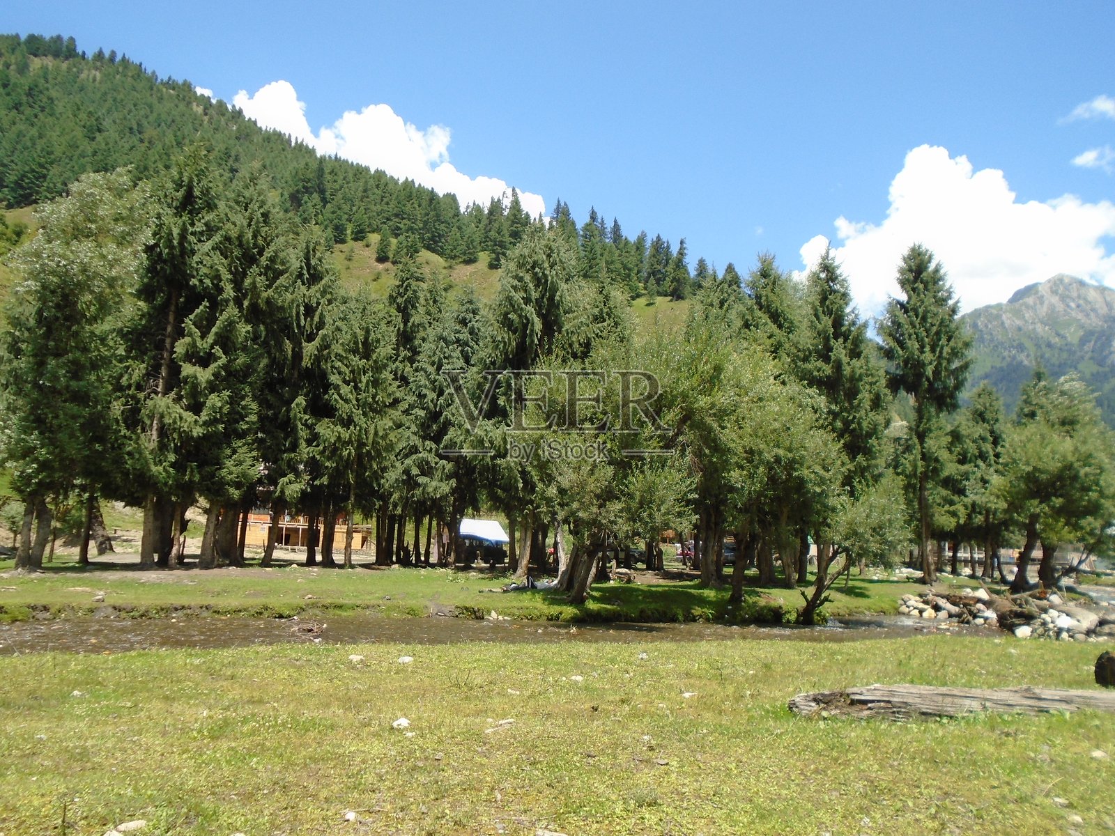 克什米尔尼尔姆谷的塔奥巴特巴拉白天的壮丽景色。照片摄影图片