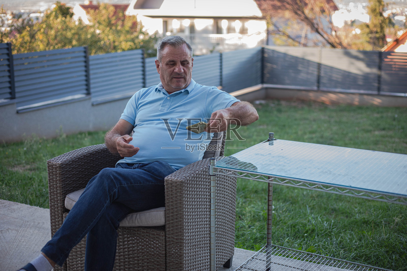 放松的老人在使用手机照片摄影图片