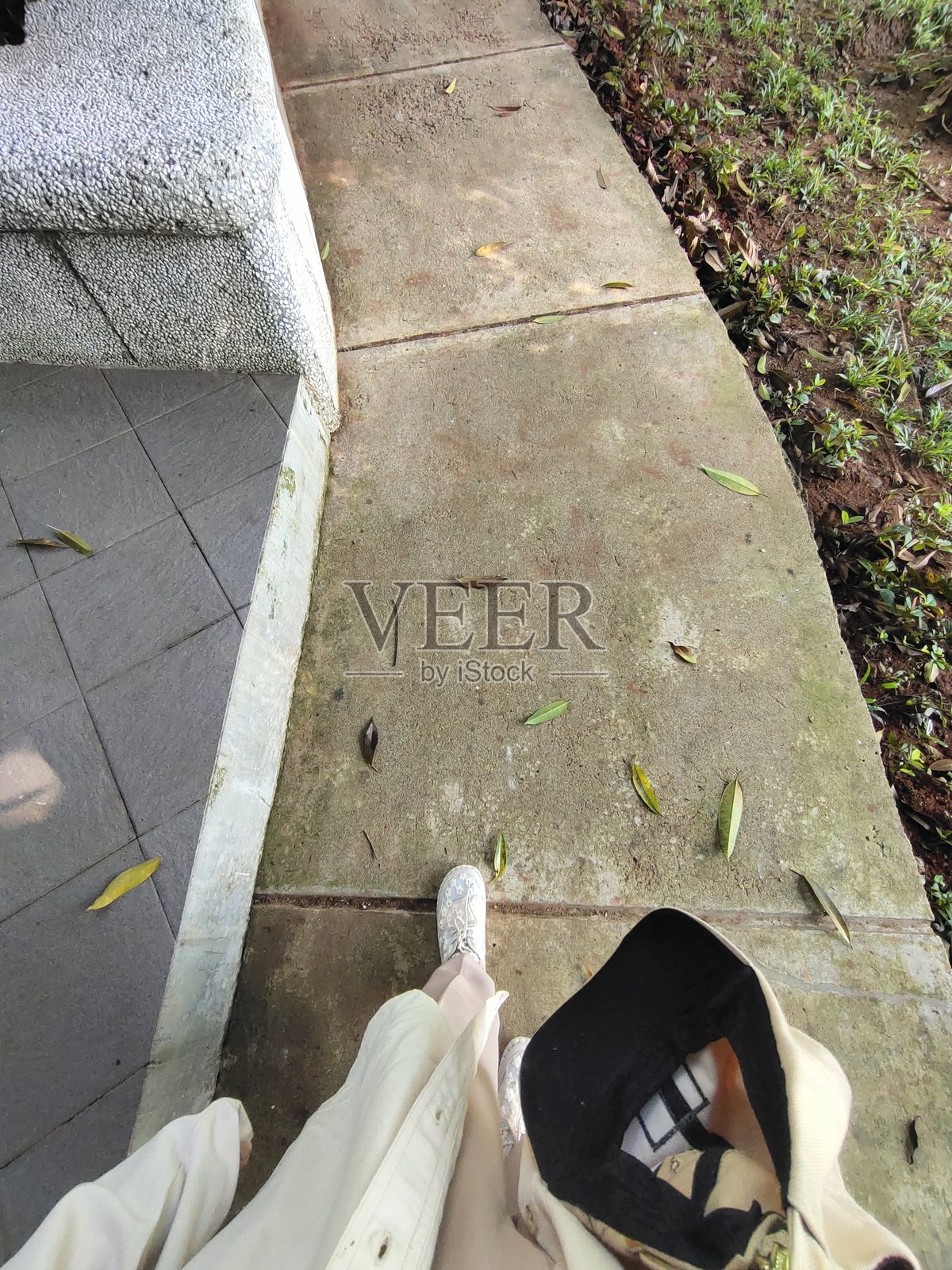 一个人在公园的混凝土小路上散步照片摄影图片