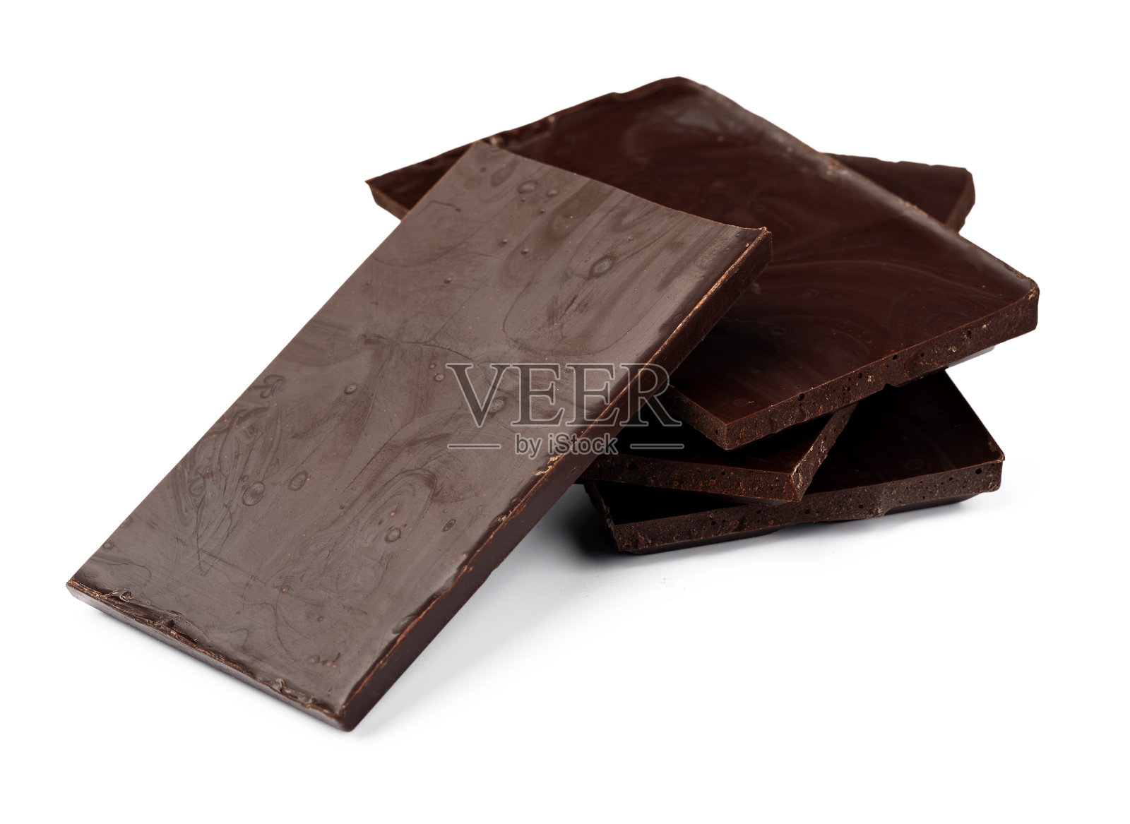 小块黑巧克力在白色背景上孤立展示照片摄影图片