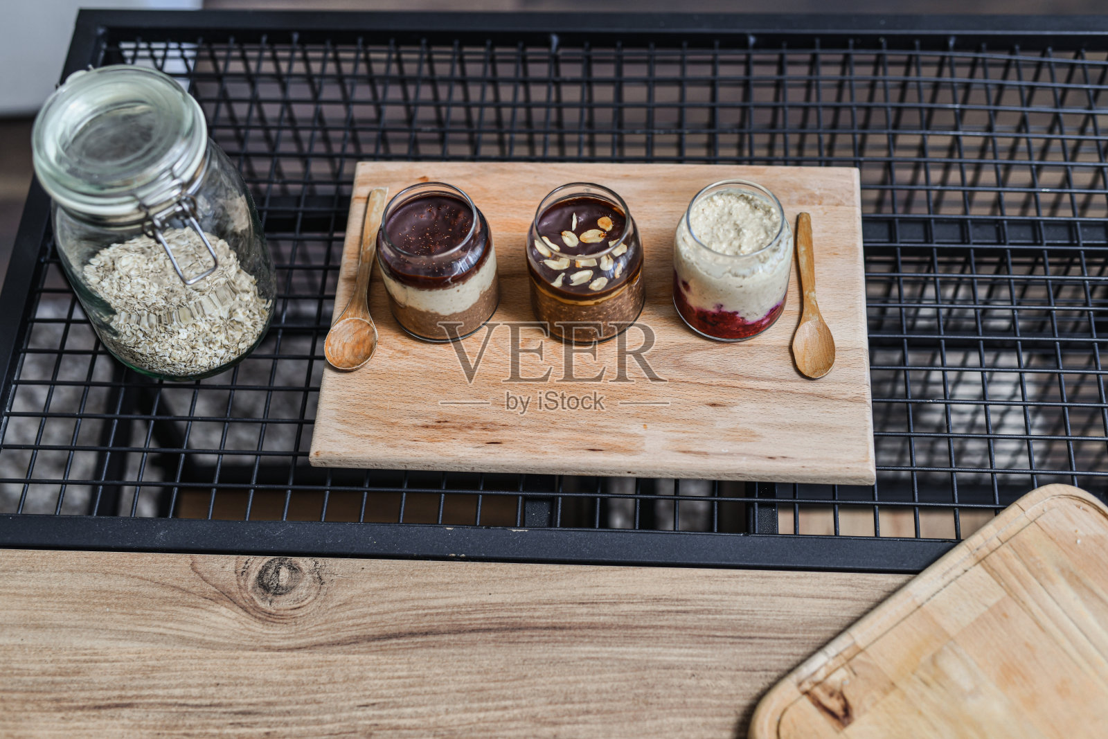 营养丰富的隔夜燕麦整齐地放在木板上照片摄影图片