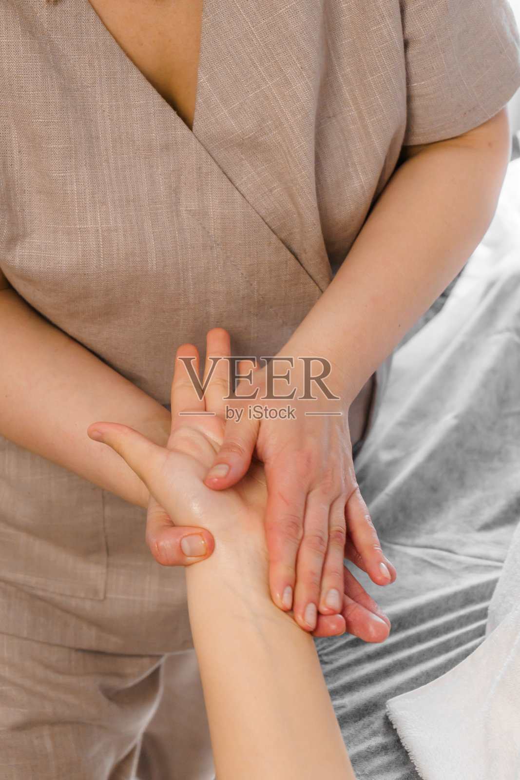 放松手部按摩以缓解紧张和疼痛。水疗、健康与放松概念照片摄影图片