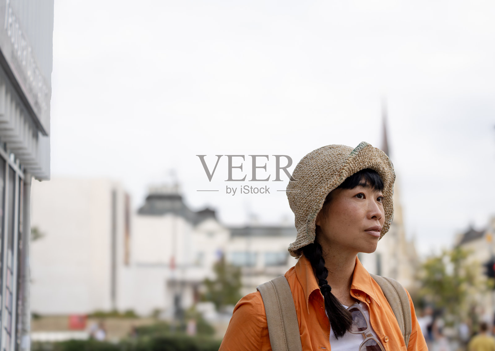 游客在假期中在新城市四处游览照片摄影图片