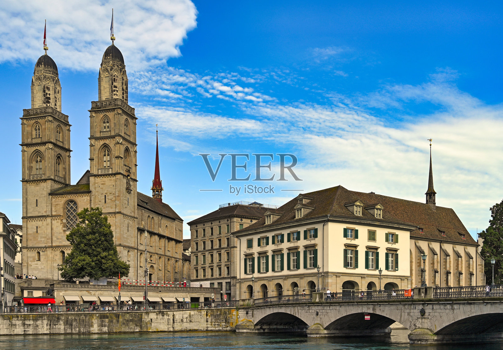 苏黎世城市风景中的格罗斯穆ünster大教堂,瑞士照片摄影图片