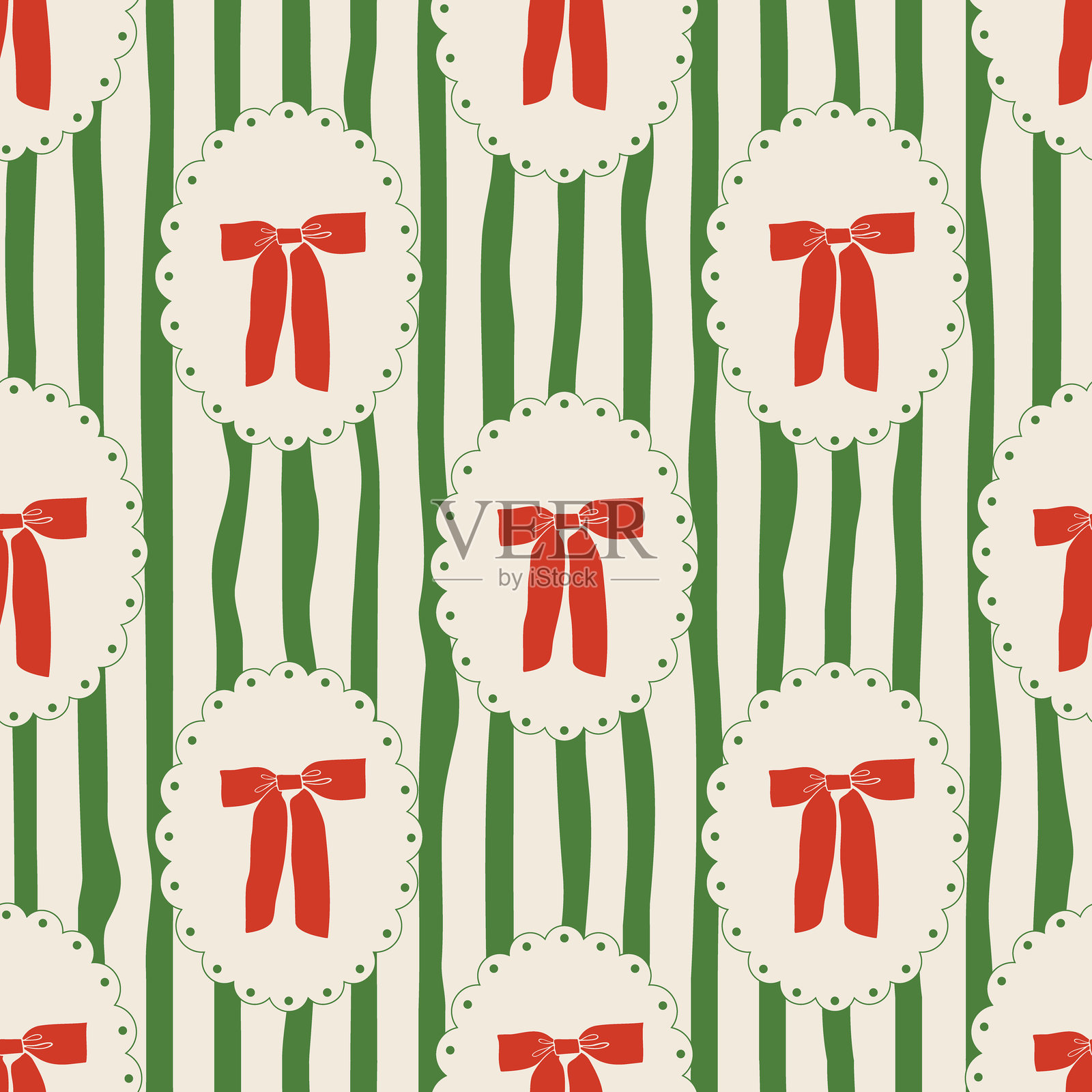 圣诞节无缝图案,红色手绘丝带和蝴蝶结在绿色条纹背景上。时尚复古的节日设计,适用于圣诞印刷、面料、墙纸或包装纸。插画图片素材