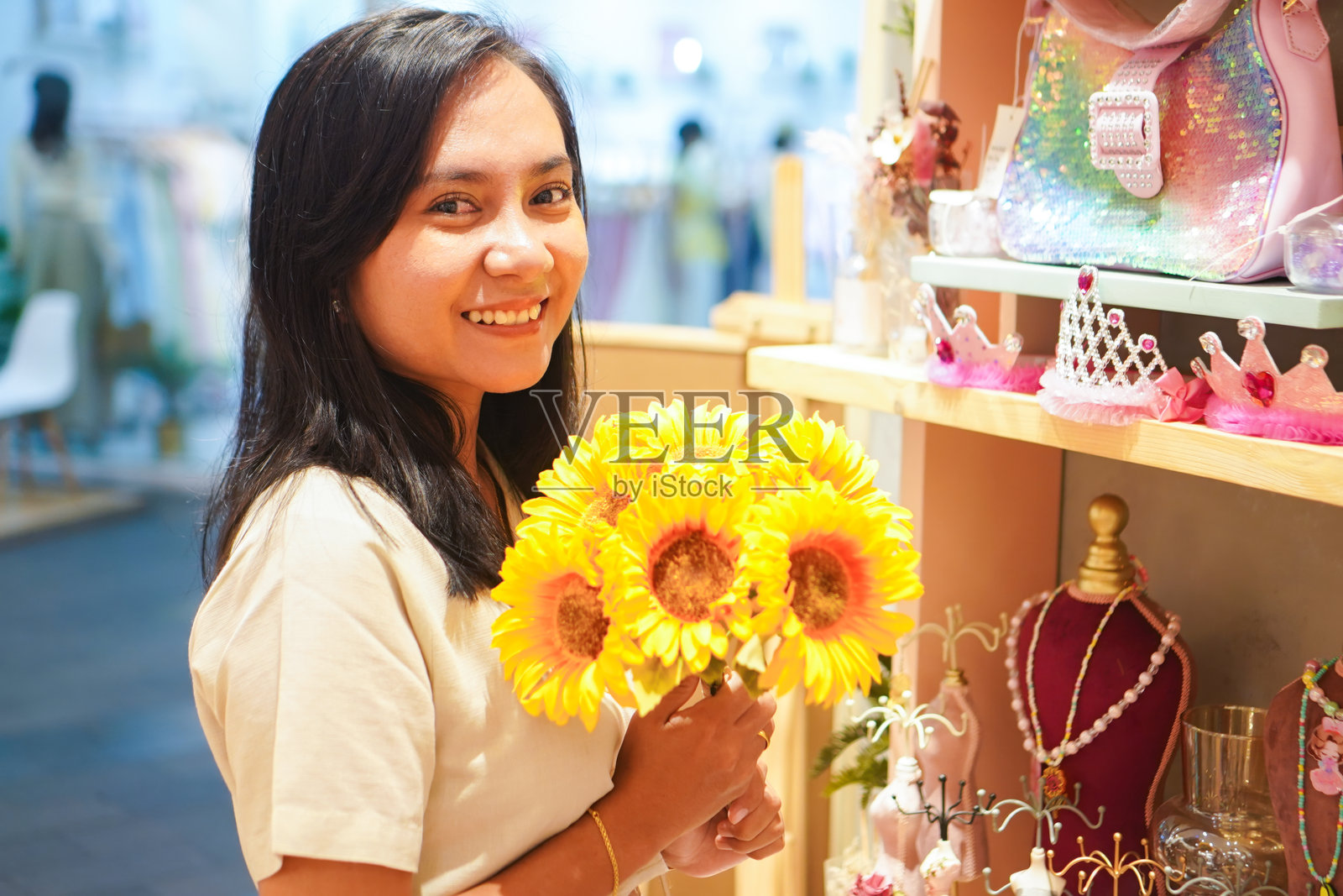 女人手持向日葵照片摄影图片