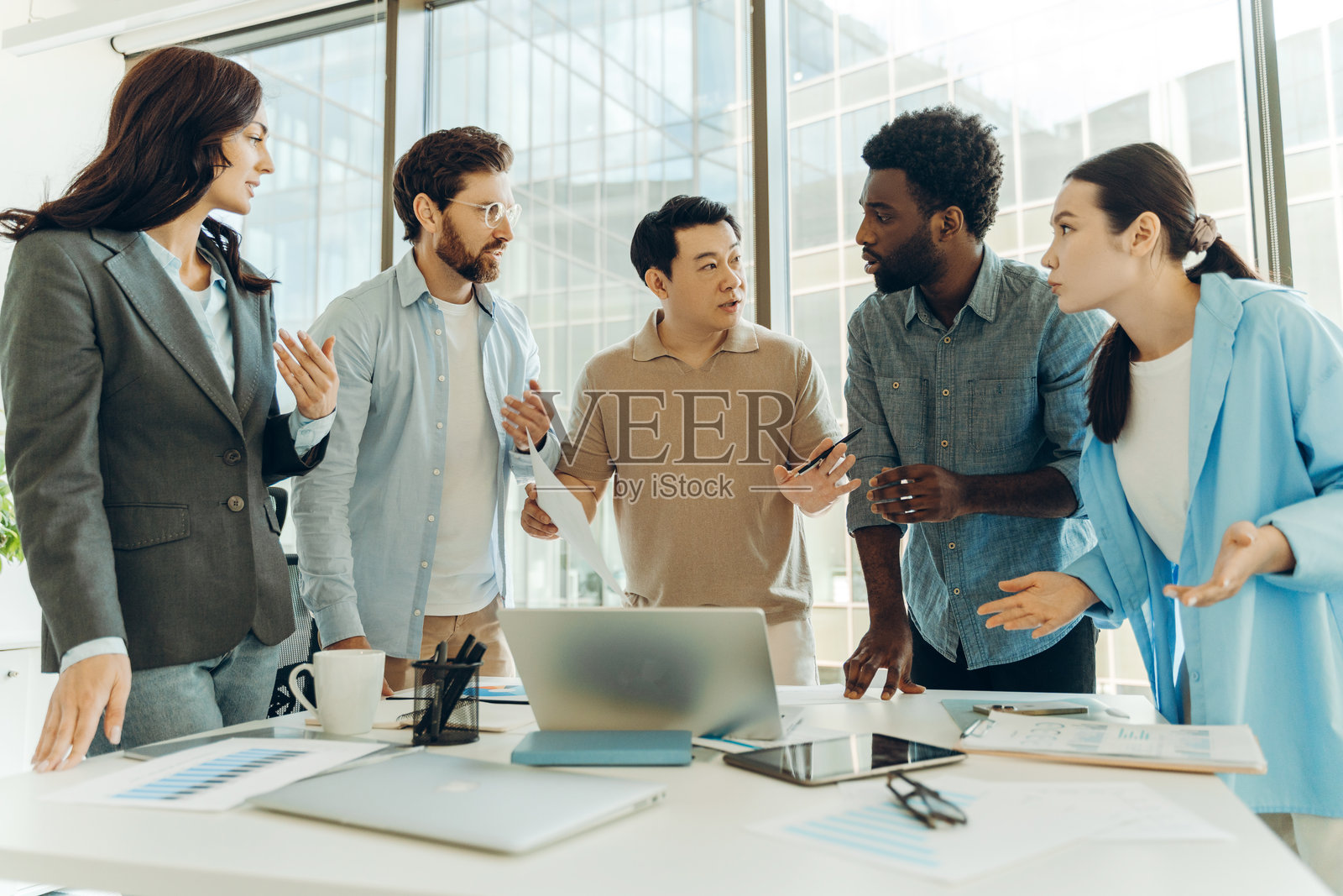 多元化的专业商务人士在现代办公室合作项目照片摄影图片