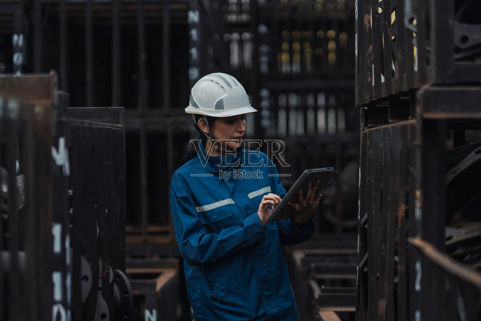 亚洲工厂主管检查钢管以进行质量控制和库存检查照片摄影图片