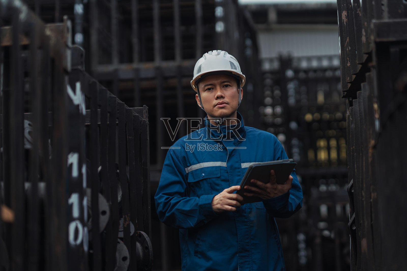 亚洲工厂主管检查钢管以进行质量控制和库存检查照片摄影图片