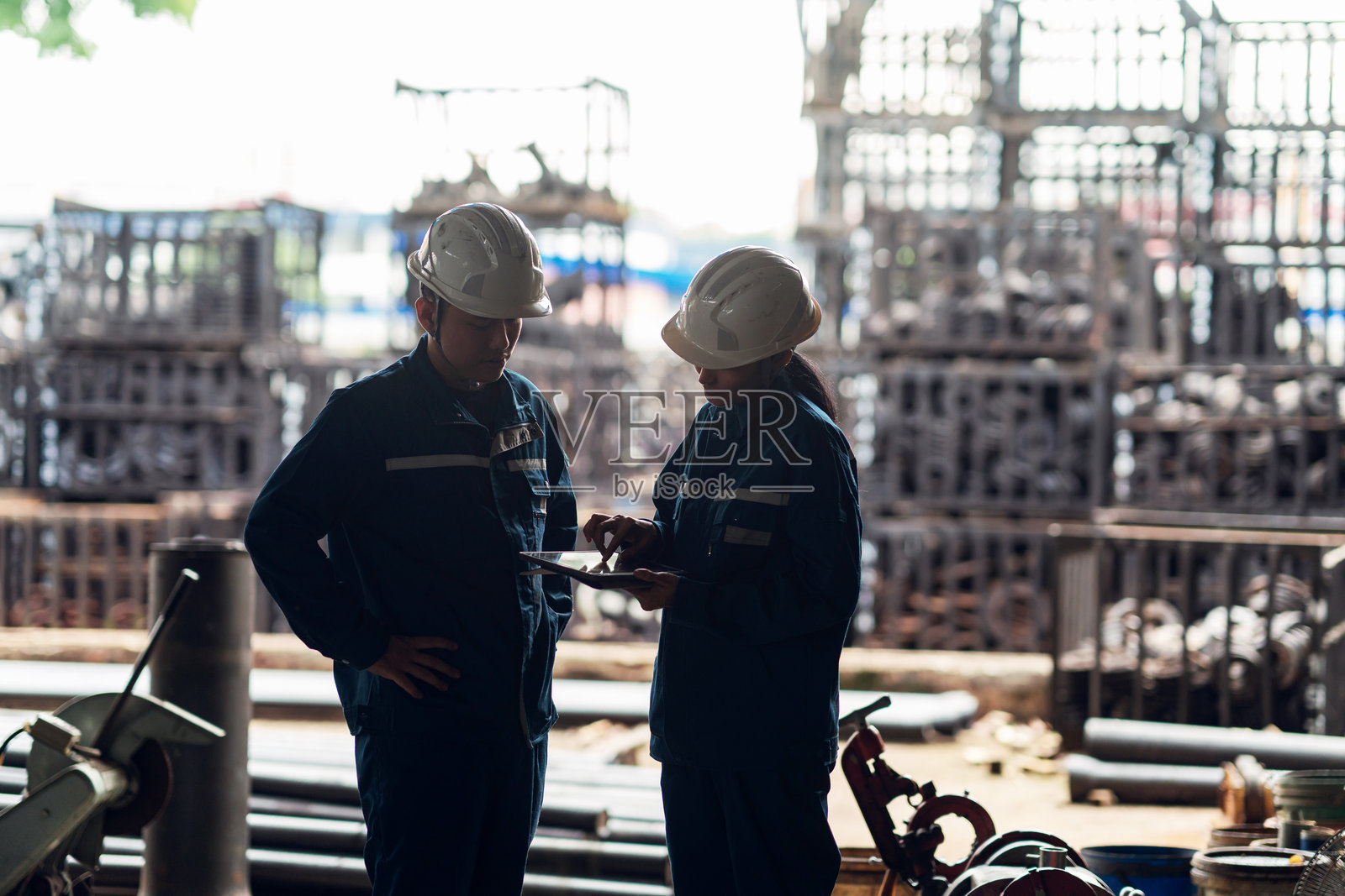 亚洲工厂主管在工厂使用技术照片摄影图片