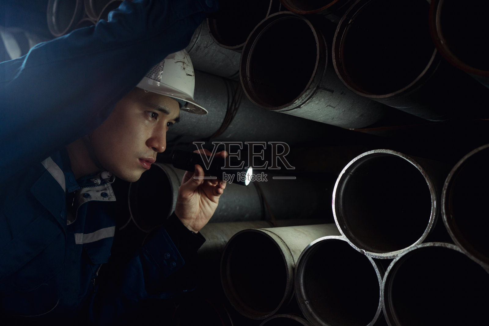 亚洲工业工人在钢铁厂进行安全检查照片摄影图片