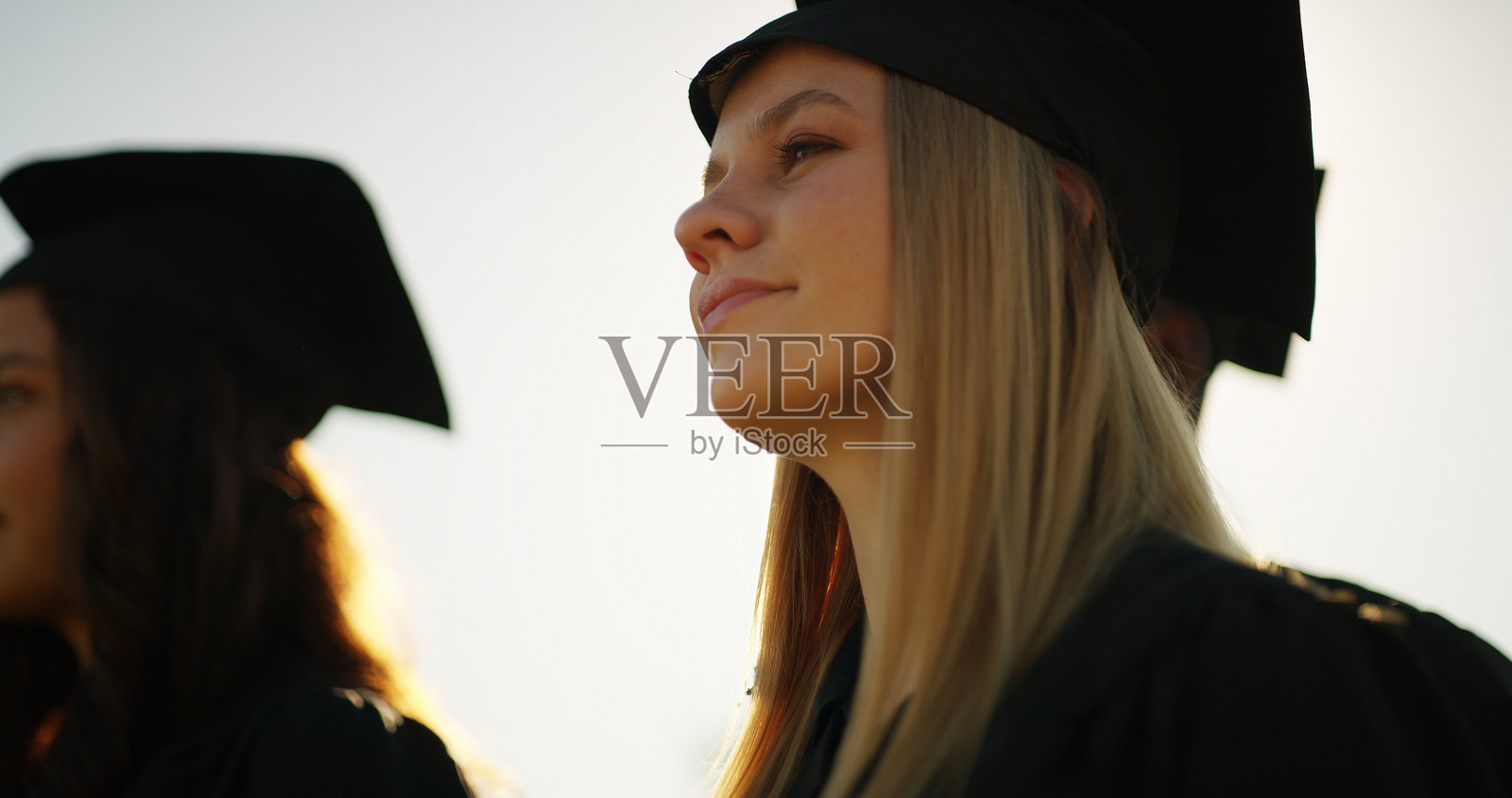 大学、户外和庆祝的女性,毕业和教育成就。校园、人物和学生与大学典礼、活动和成功,奖学金和祝贺。照片摄影图片