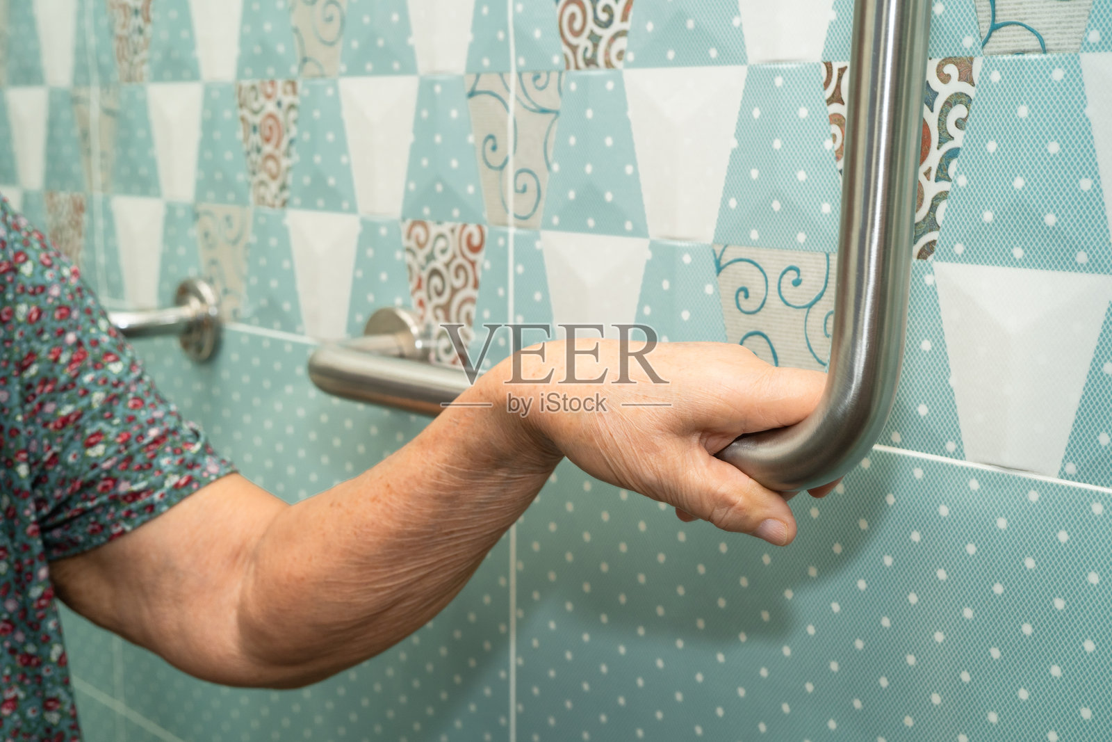 亚洲老年女性患者在护理医院使用厕所的扶手,健康强壮的医疗环境。照片摄影图片