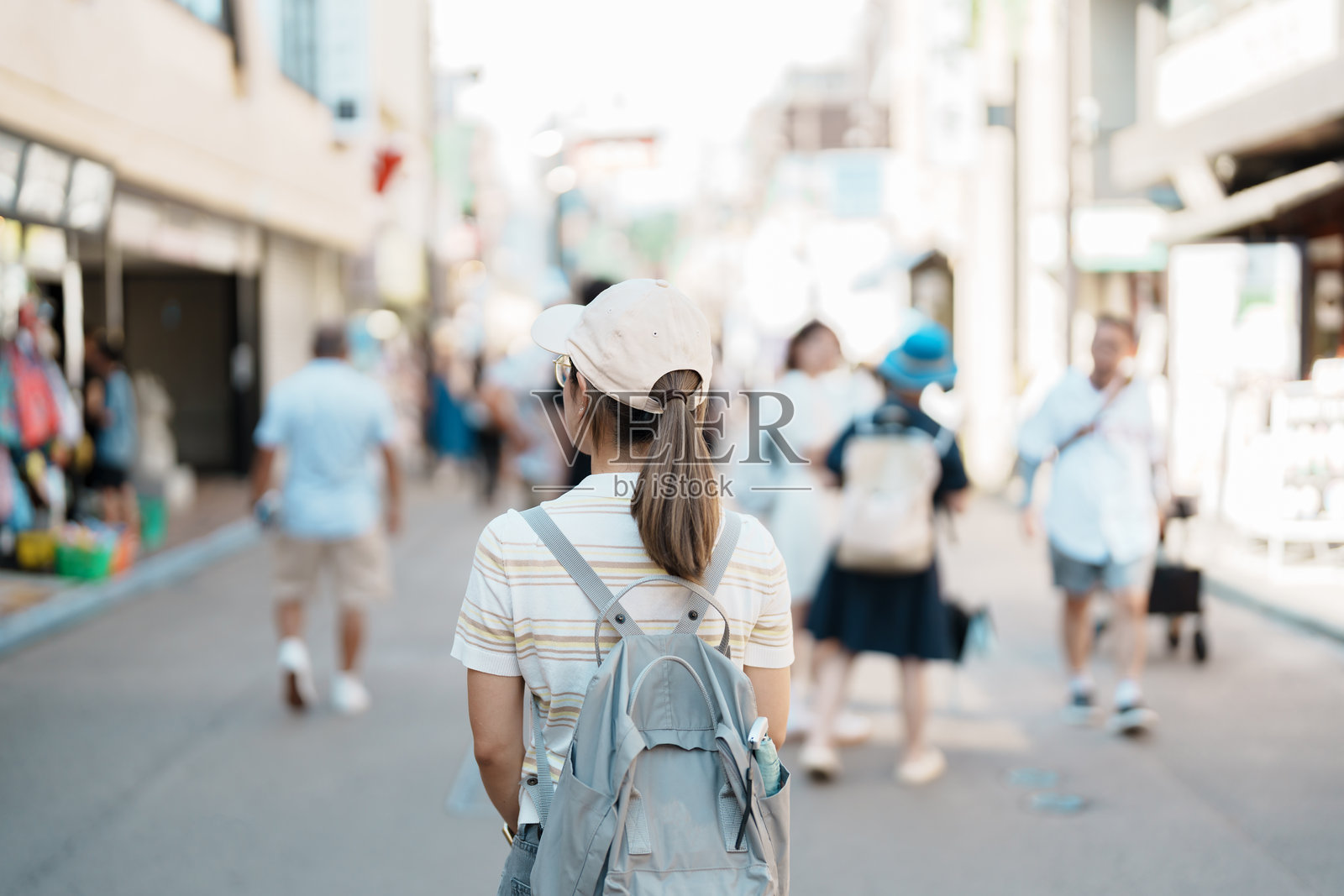 女性游客在日本神奈川县镰仓市游览。快乐的旅行者在小町通街观光。该地标是东京附近受欢迎的旅游景点。旅行与度假。照片摄影图片