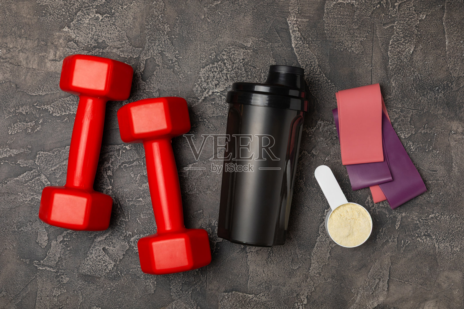 蛋白粉。蛋白饮料。带有蛋白的摇摇杯。食品补充剂。用于混合的乳清蛋白粉和摇摇杯。运动营养。运动与健康生活方式的概念。运动器材。照片摄影图片