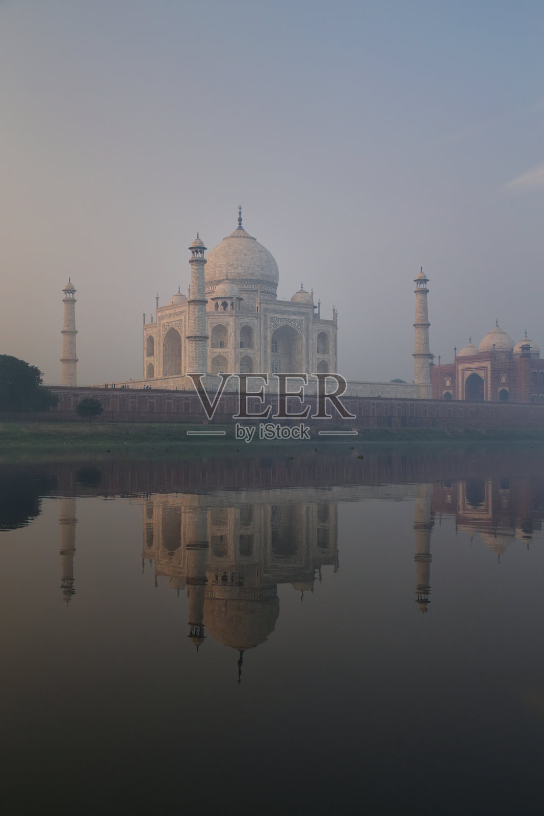 泰姬陵在清晨雾气中映照在亚穆纳河上的景观,阿格拉,北方邦,印度照片摄影图片