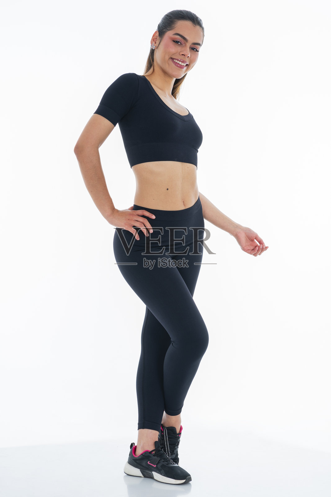 模特穿着运动服在白色背景的摄影棚中照片摄影图片