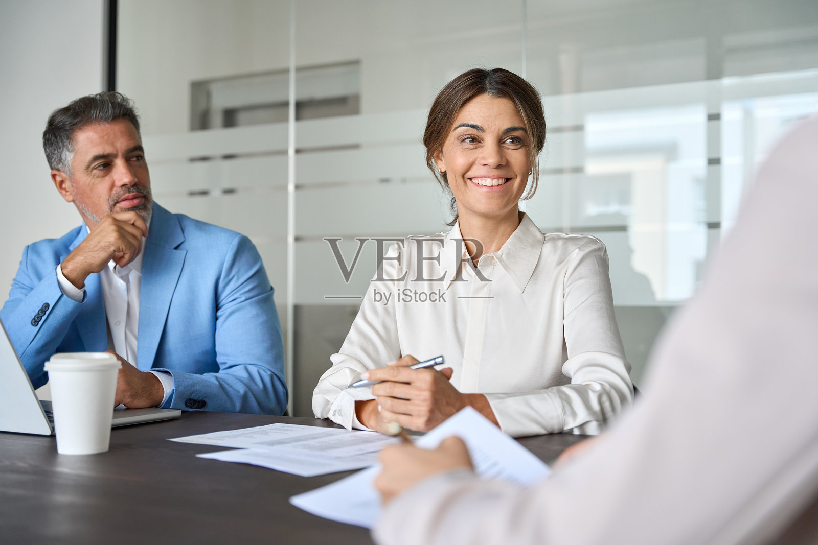 快乐忙碌的商务人士执行团队在小组会议中共同合作。照片摄影图片