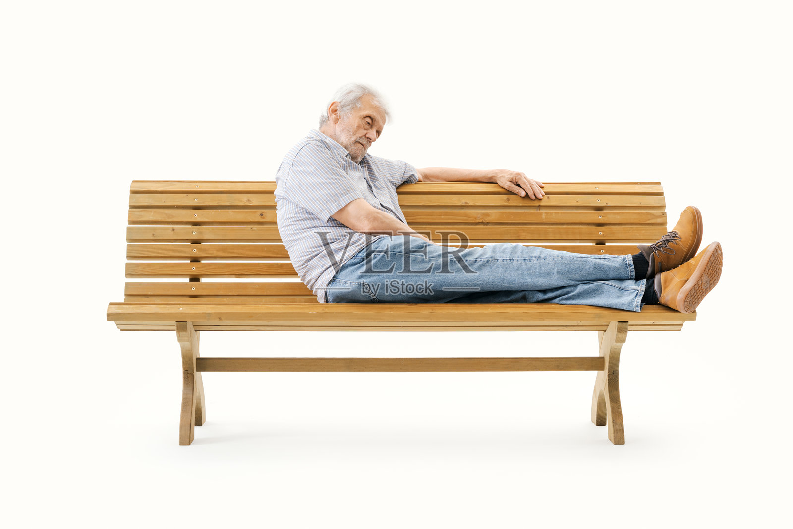 疲惫而伤心的老年男子坐在长椅上休息照片摄影图片