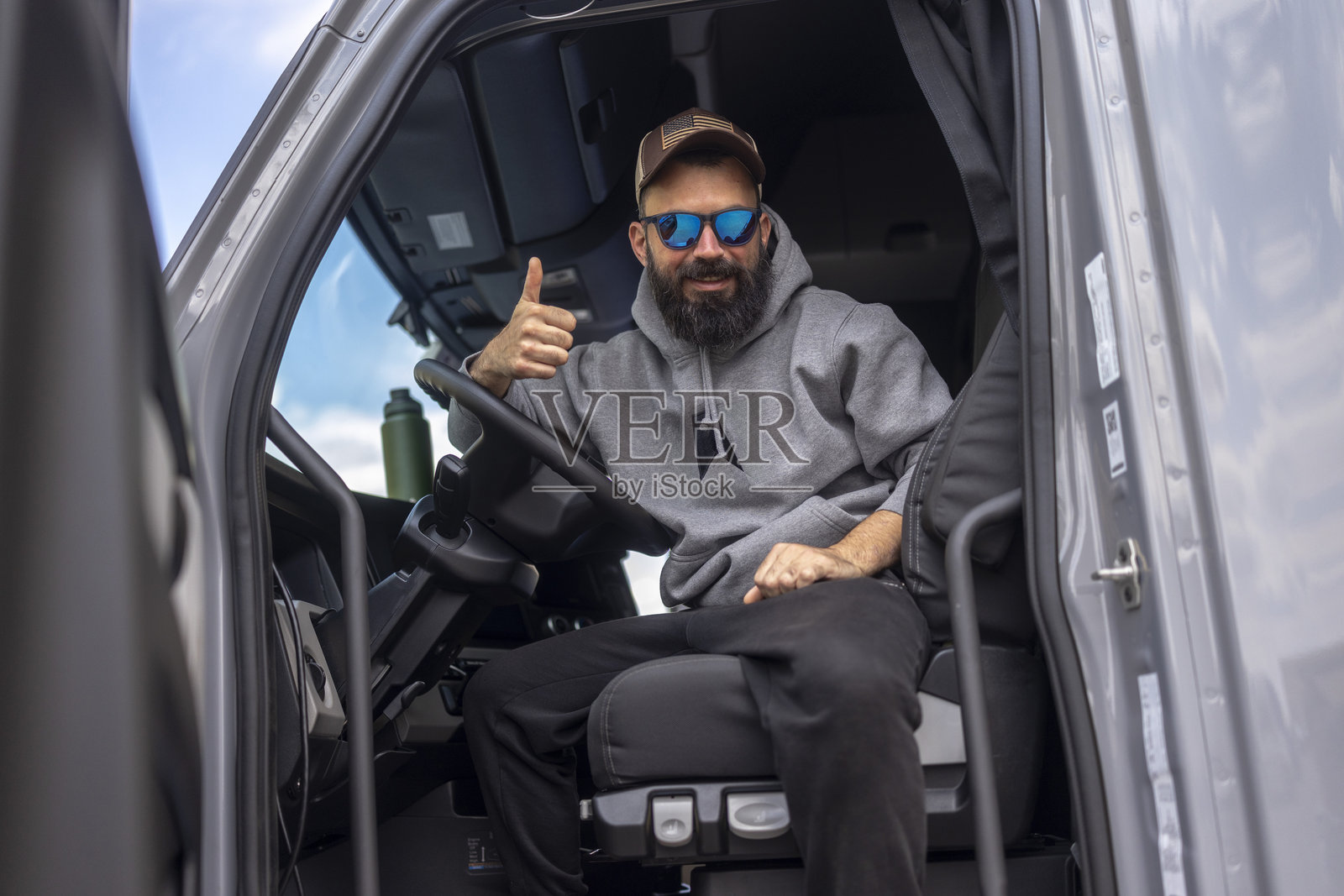 自信的男性卡车司机竖起大拇指照片摄影图片