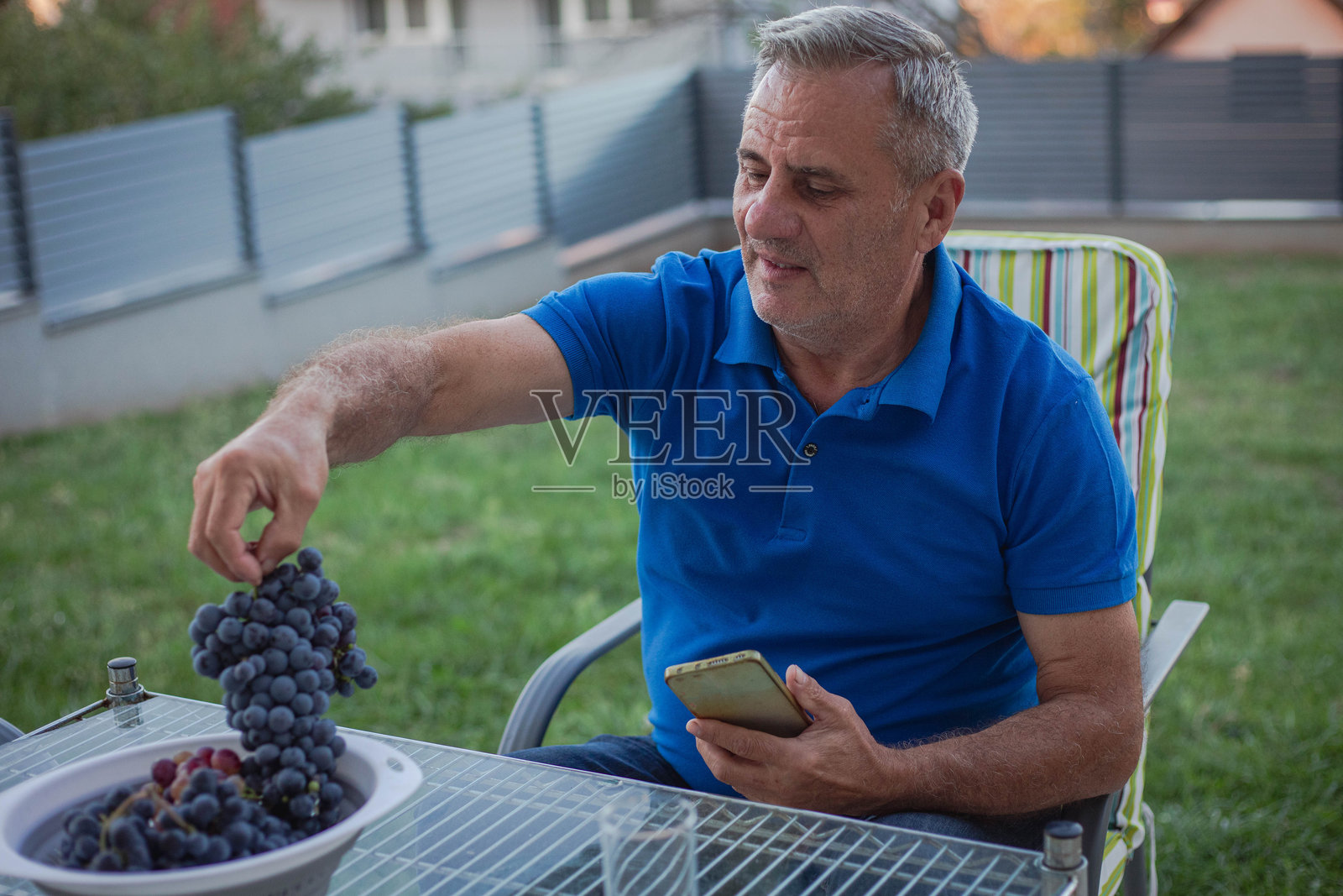 老年人使用手机照片摄影图片