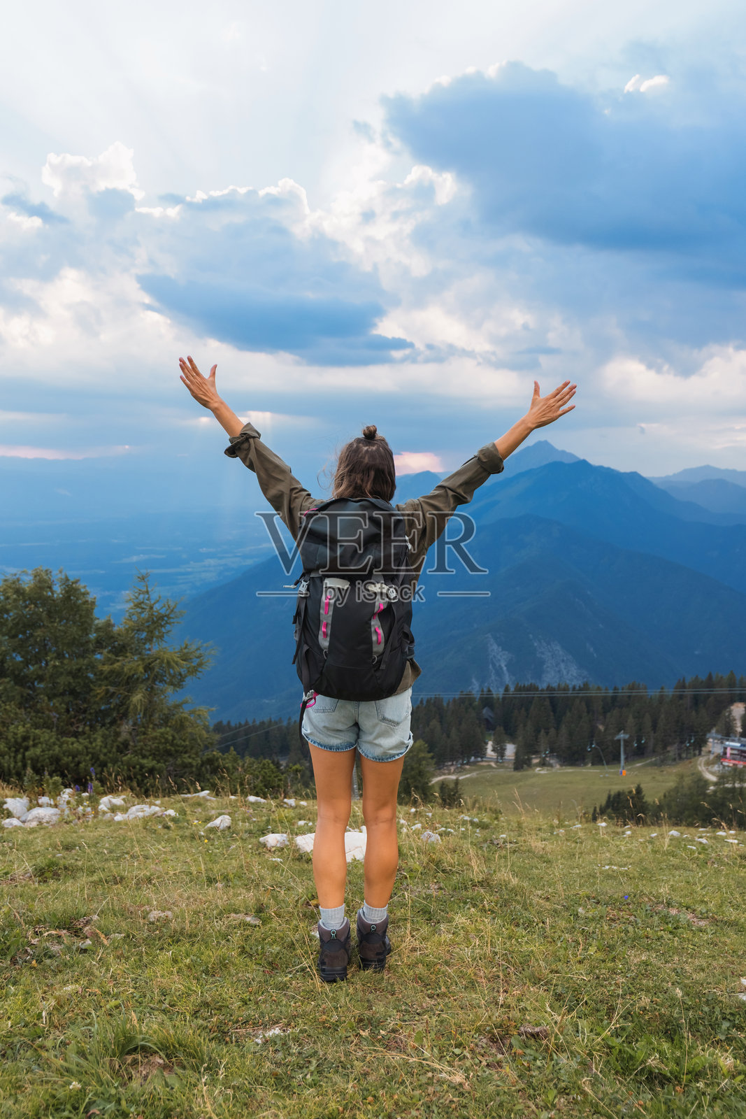 登山者享受山顶美景照片摄影图片