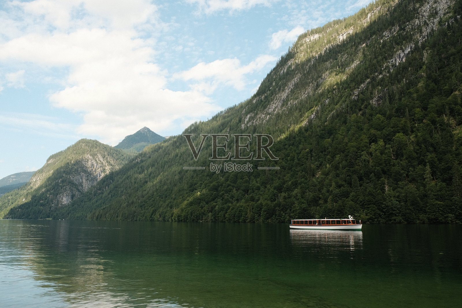 山中的湖泊与一只船,国王湖照片摄影图片