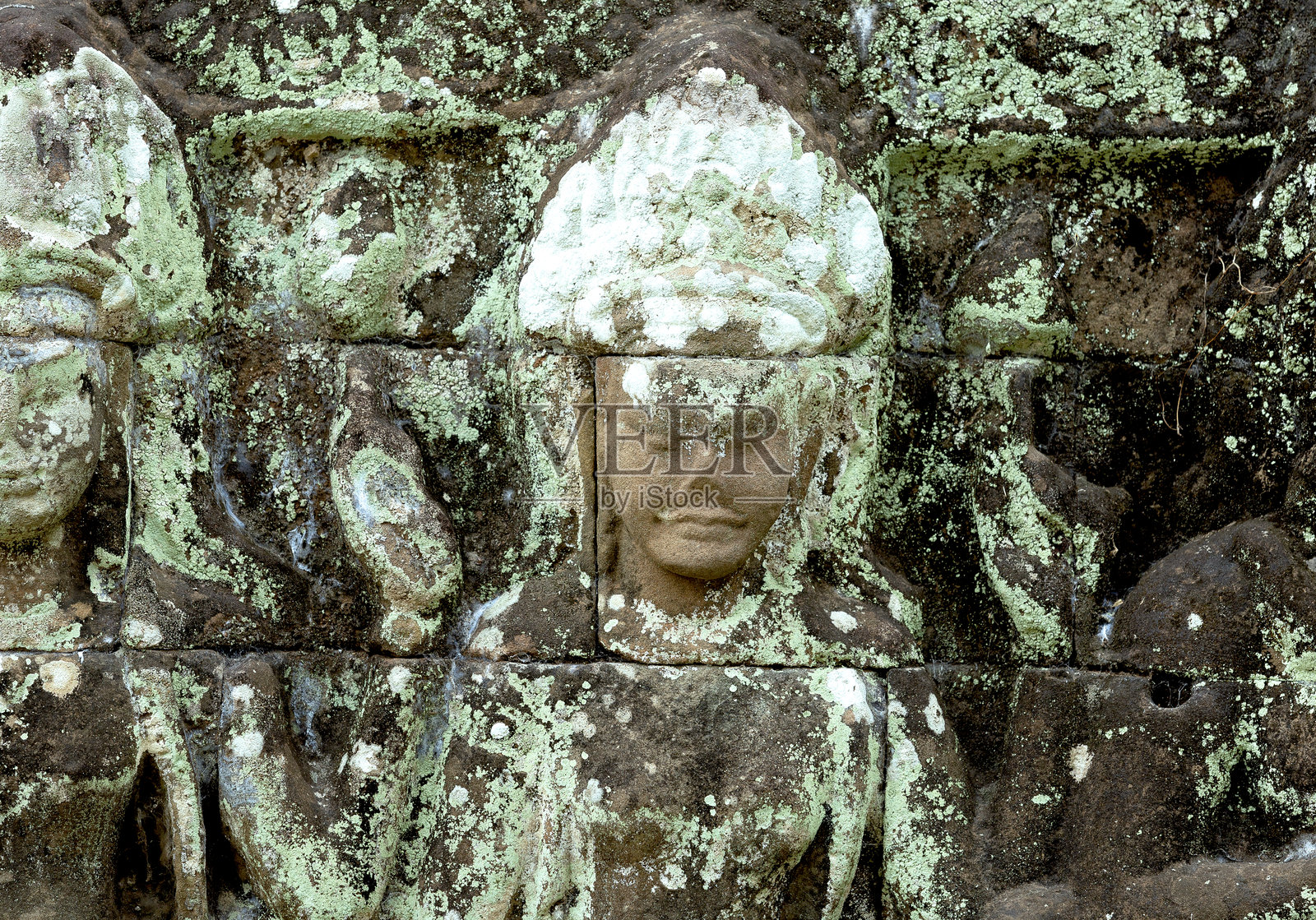 宫廷女士们在墙上摆姿势照片摄影图片