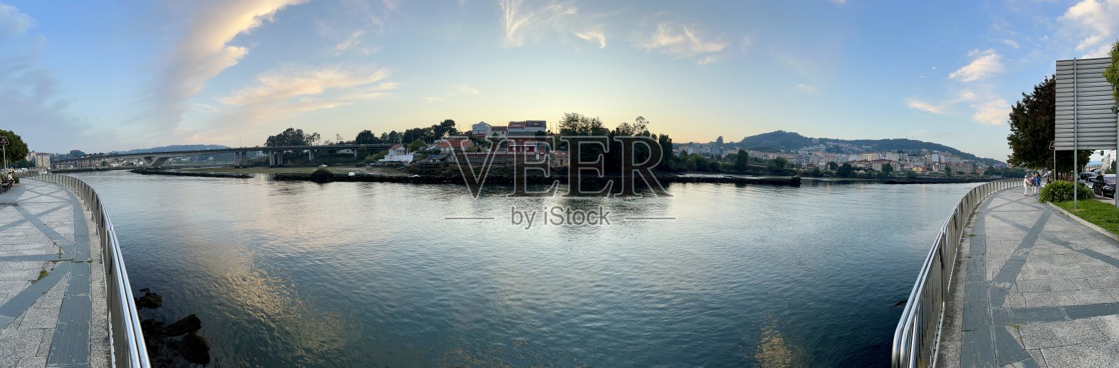 莱雷斯河穿过蓬特维德拉的全景视图照片摄影图片