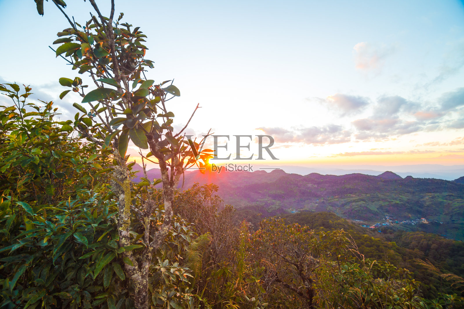 热带森林山顶的日落,五彩斑斓的天空与云彩照片摄影图片