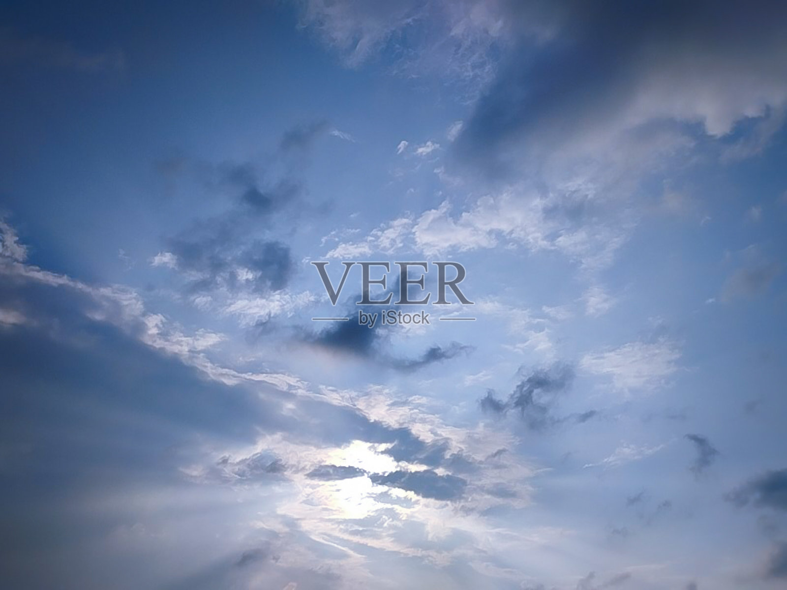 天上的阳光穿透云层照片摄影图片