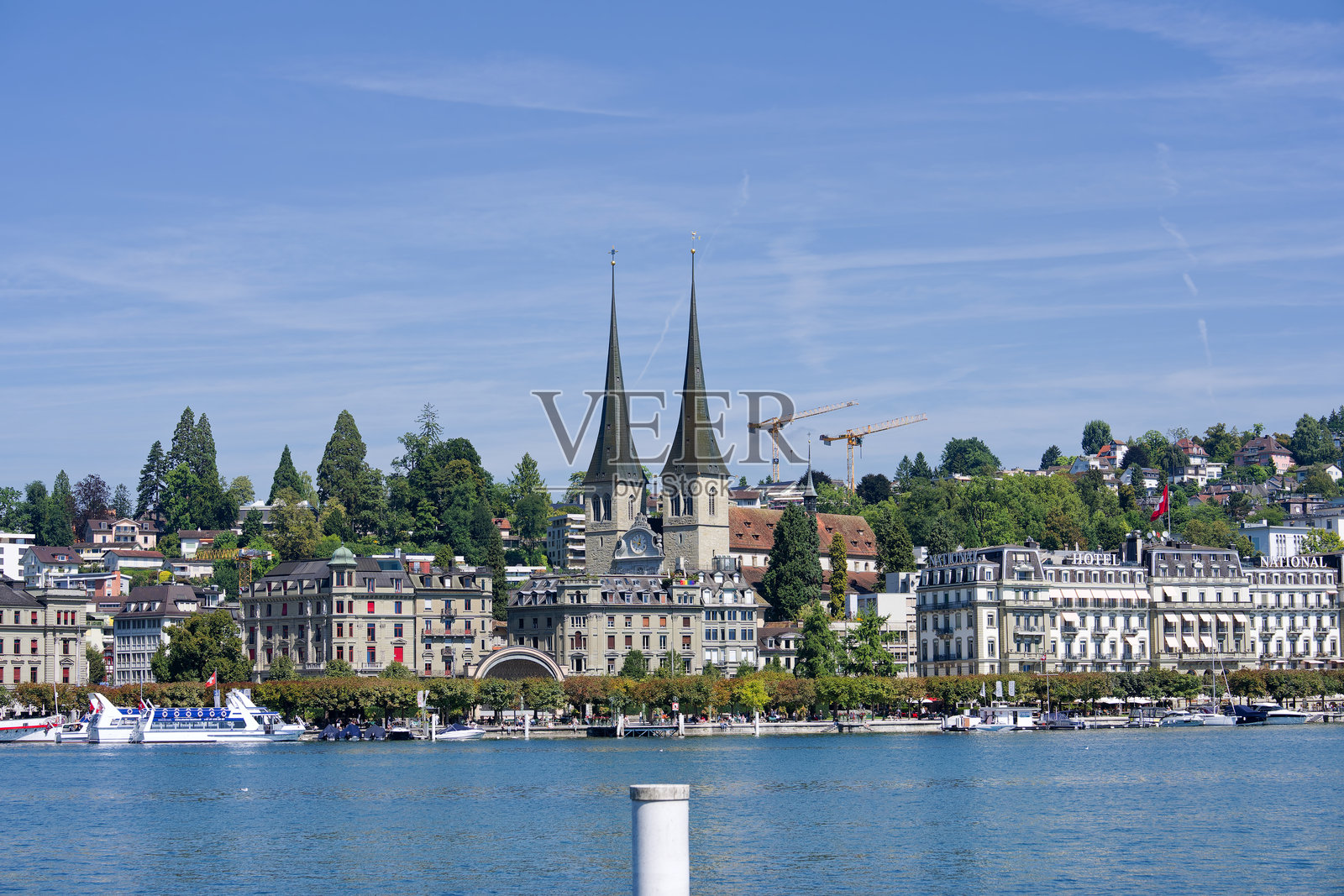 瑞士卢塞恩市的天际线美景,前景是阳光明媚的夏日湖泊。照片摄影图片