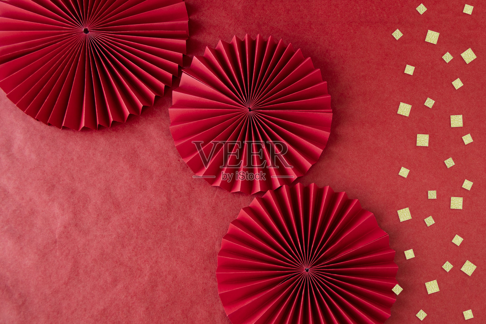 日本新年图像。/ 红色装饰物与红色日本纸背景。/ 散落的方形剪纸。照片摄影图片