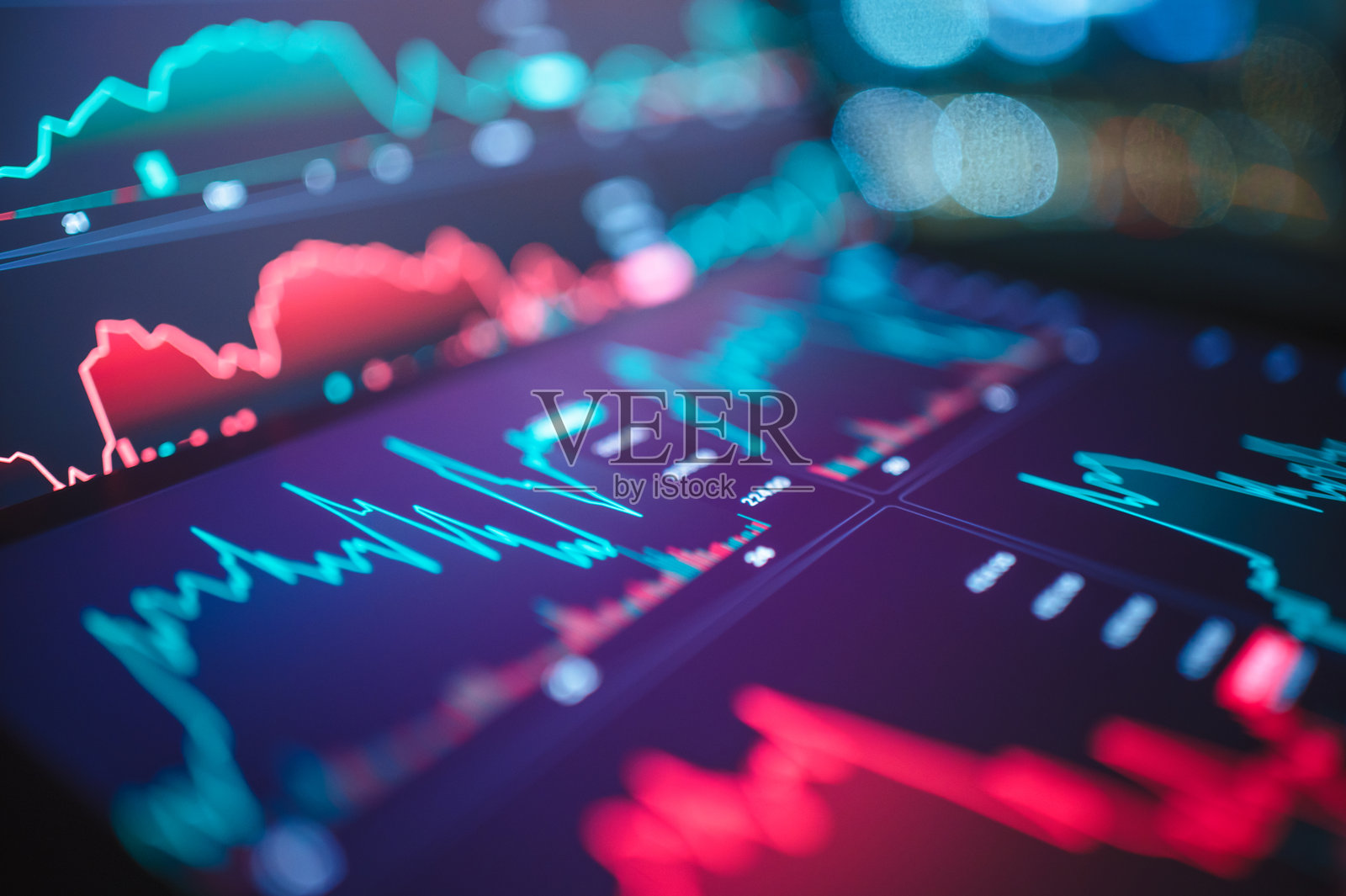 特写多屏投资金融主题,亚洲中国科技股与美国科技股投资准备照片摄影图片