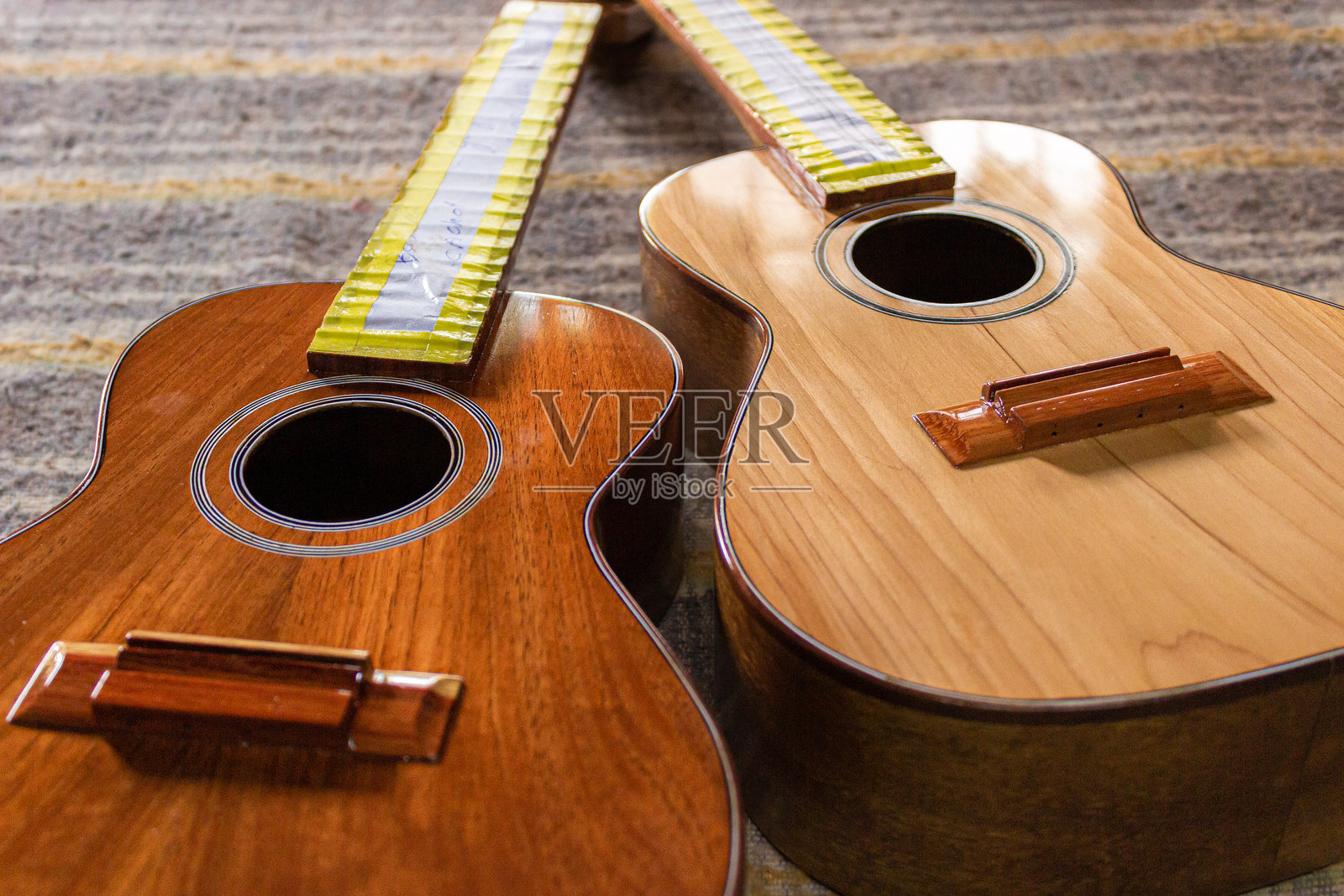 两把新的木吉他放在桌子上照片摄影图片