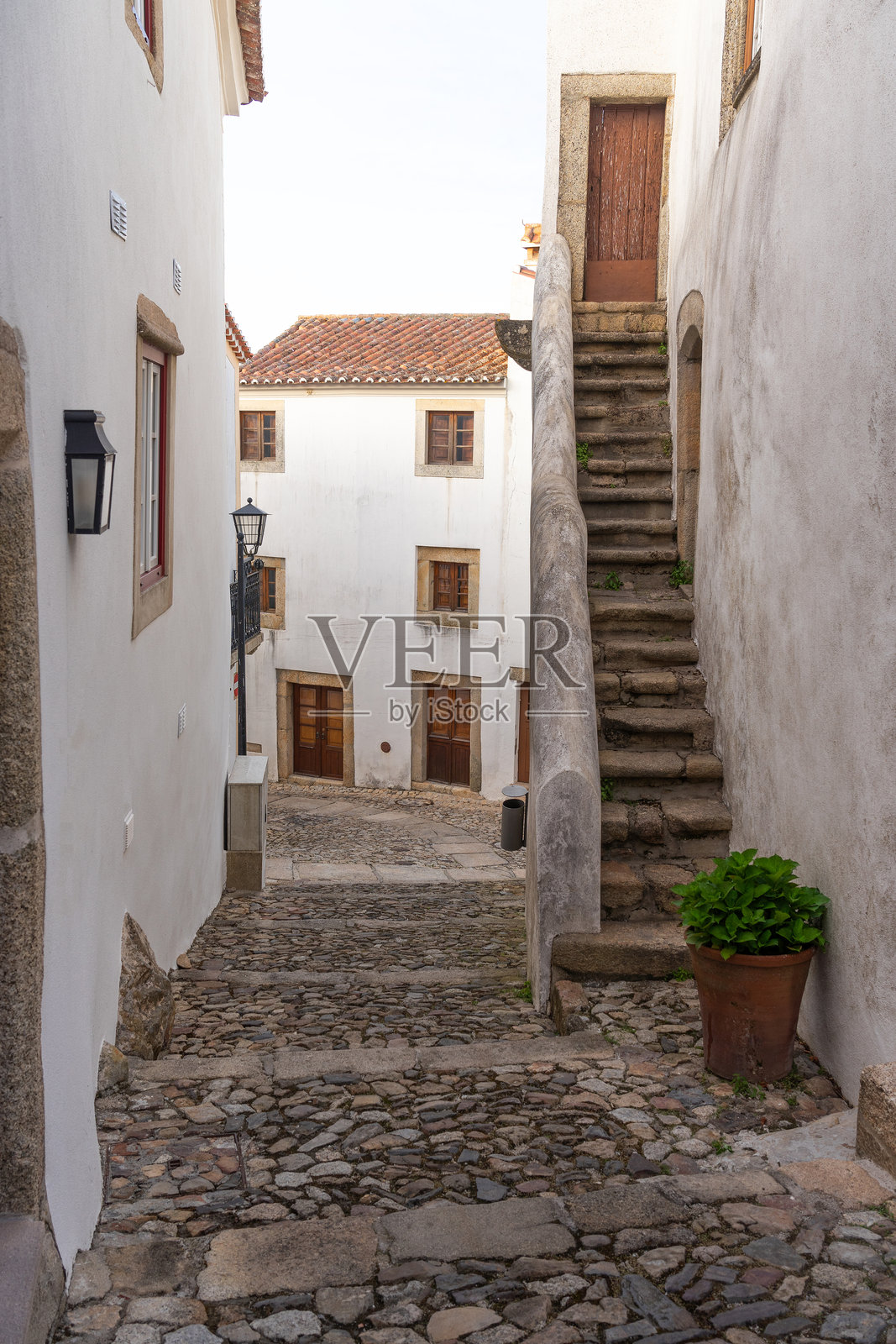 葡萄牙阿连特茹地区美丽的中世纪村庄马尔瓦的街道,在阳光明媚的日子里。照片摄影图片