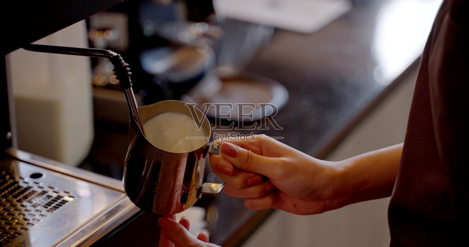 倒入新鲜牛奶的玻璃杯。照片摄影图片