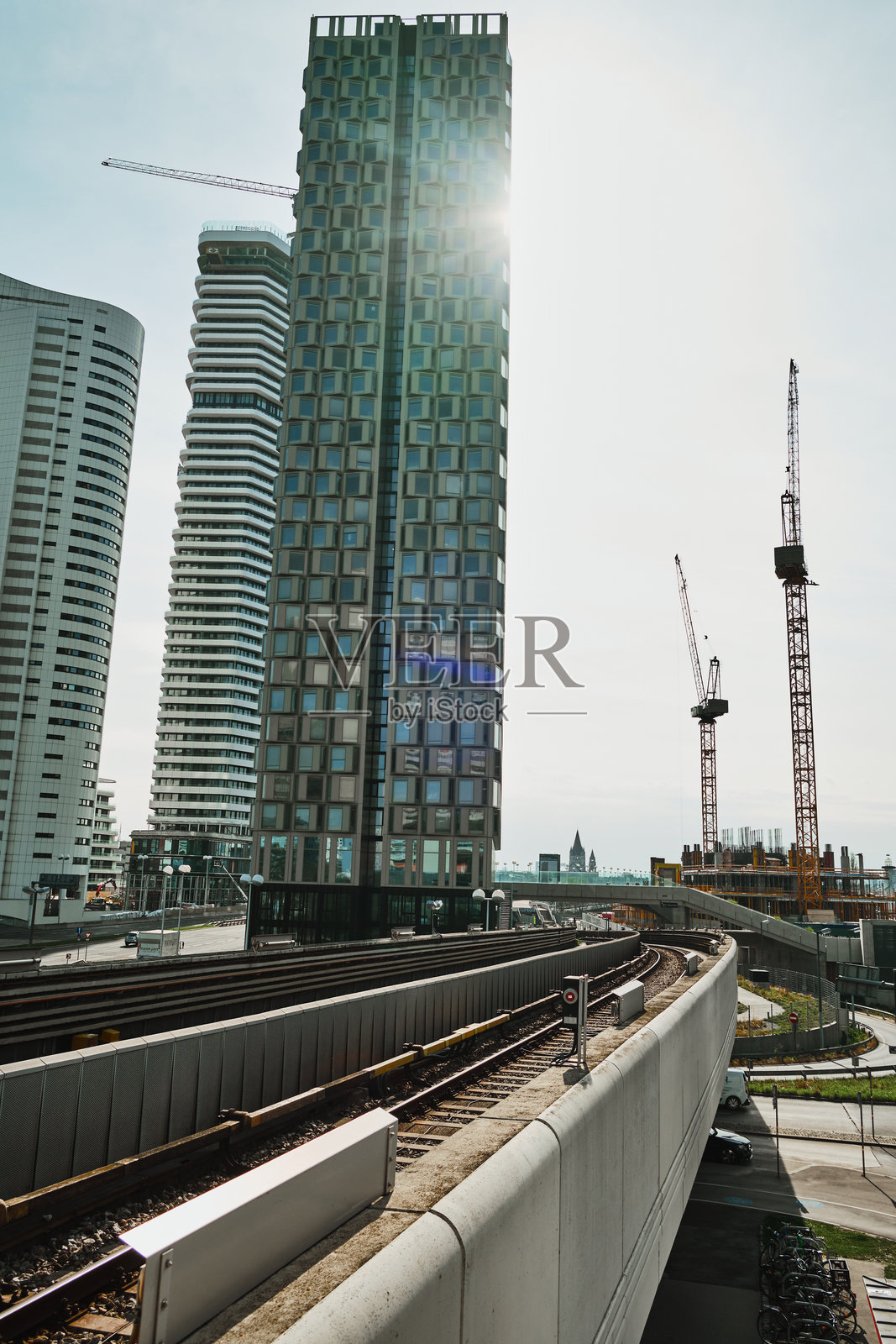 维也纳城市景观,摩天大楼、独特的窗户、铁路轨道和施工起重机。照片摄影图片
