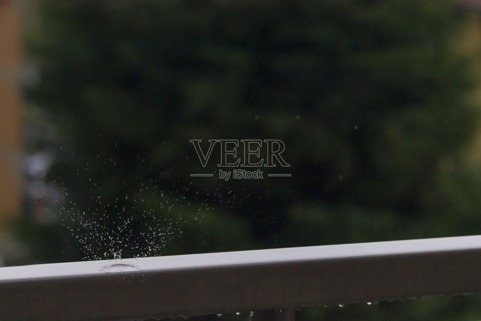 水滴模糊的雨景照片摄影图片
