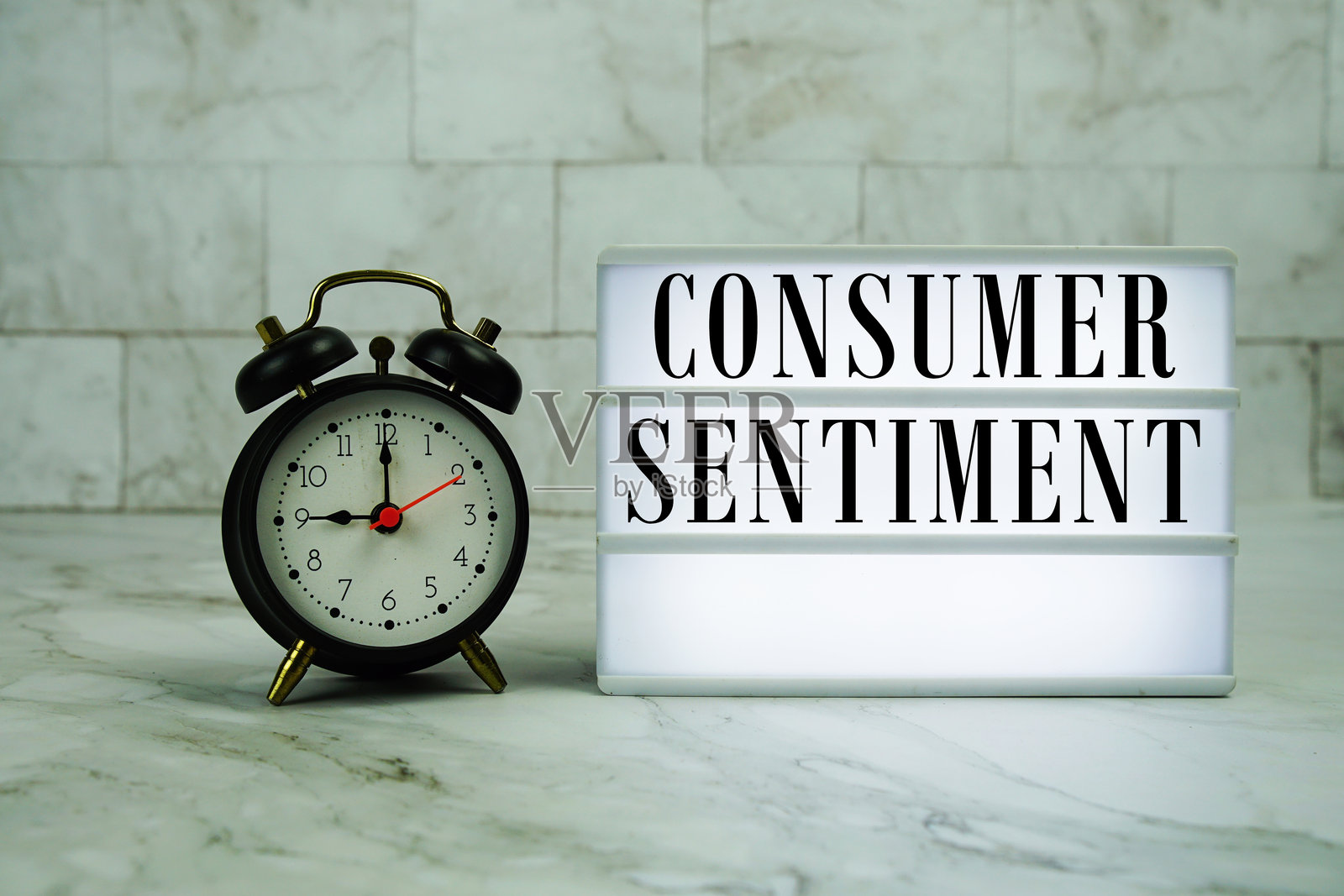 大理石背景上的LED灯箱和闹钟的消费者情绪文本照片摄影图片