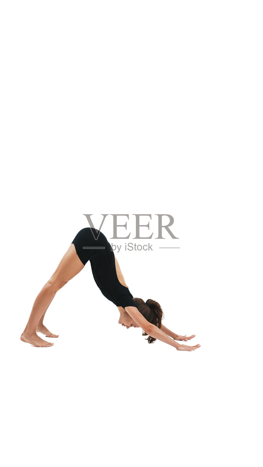 女性体操运动员在白色背景下进行拉伸练习,展示出灵活性和力量的动态姿势照片摄影图片