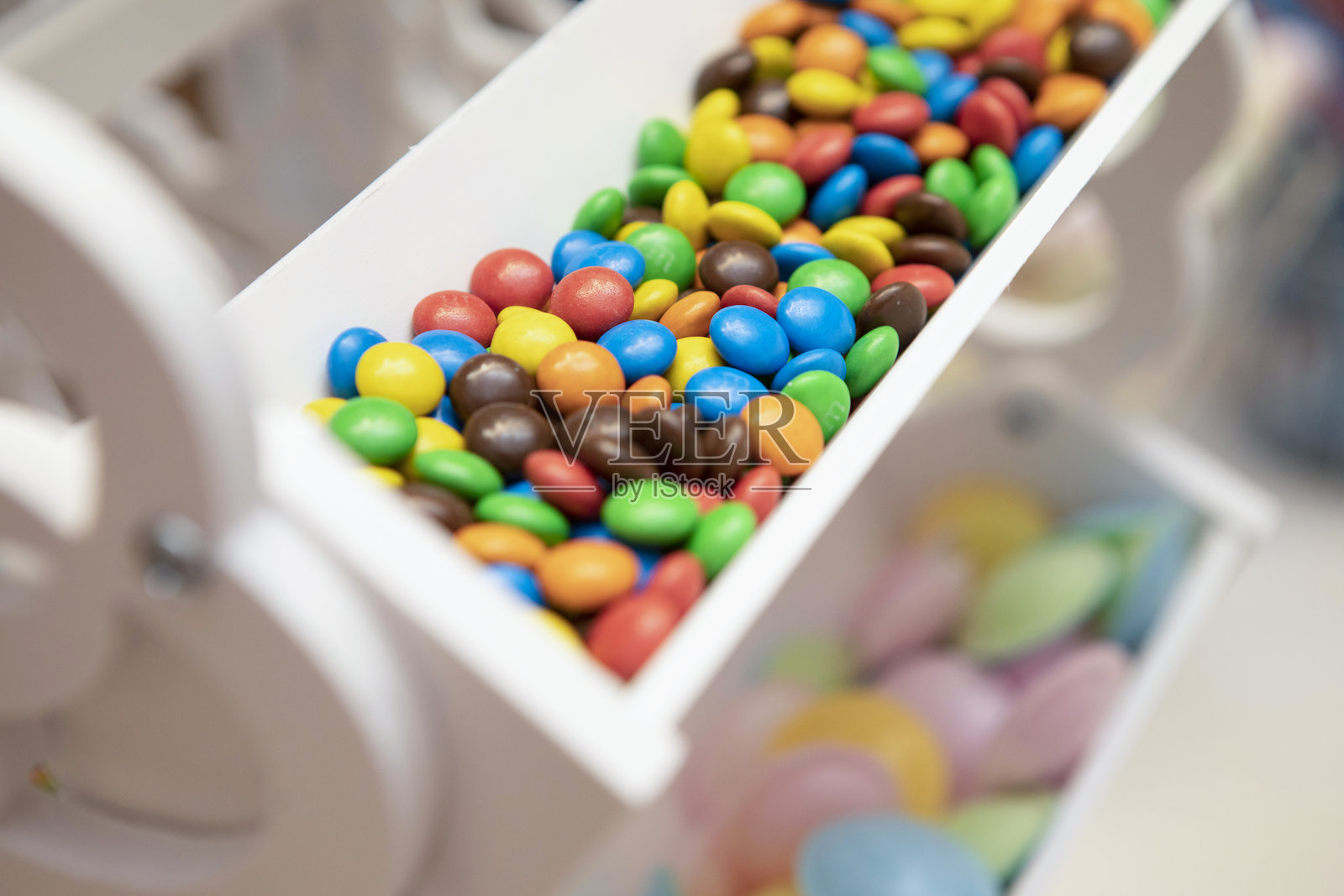 五彩缤纷的巧克力糖果在木制旋转木马上照片摄影图片