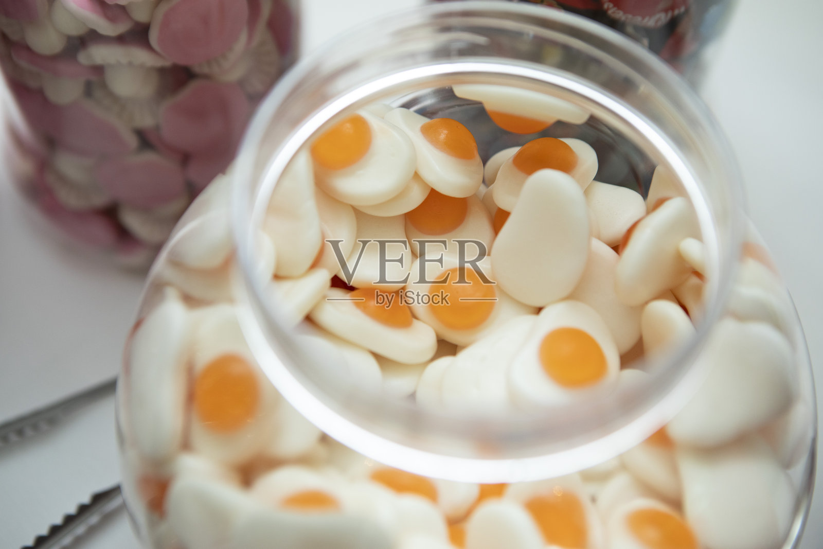 五彩缤纷的软糖装在玻璃罐中照片摄影图片