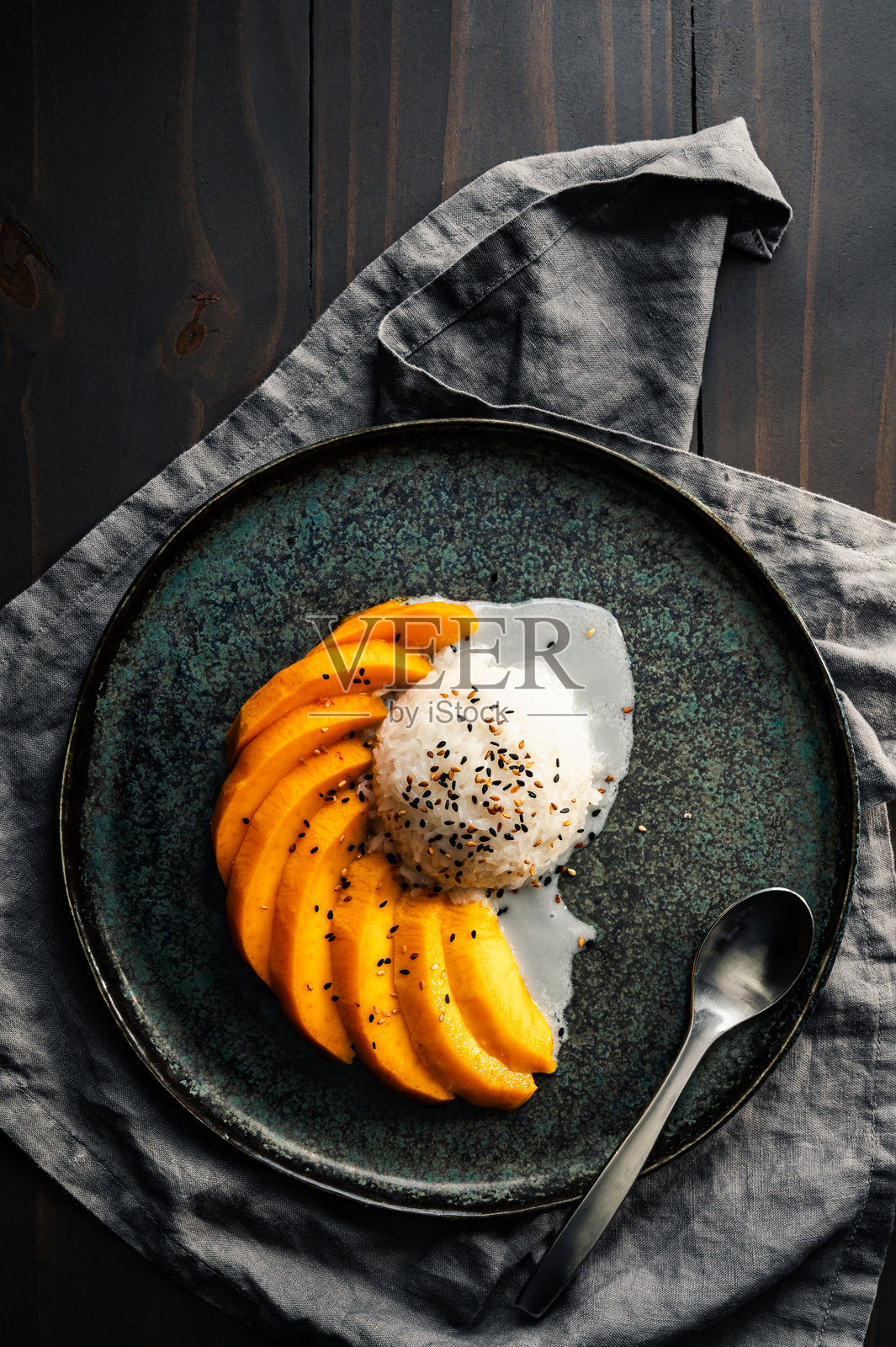 椰子酱淋在芒果糯米饭上的俯视图照片摄影图片