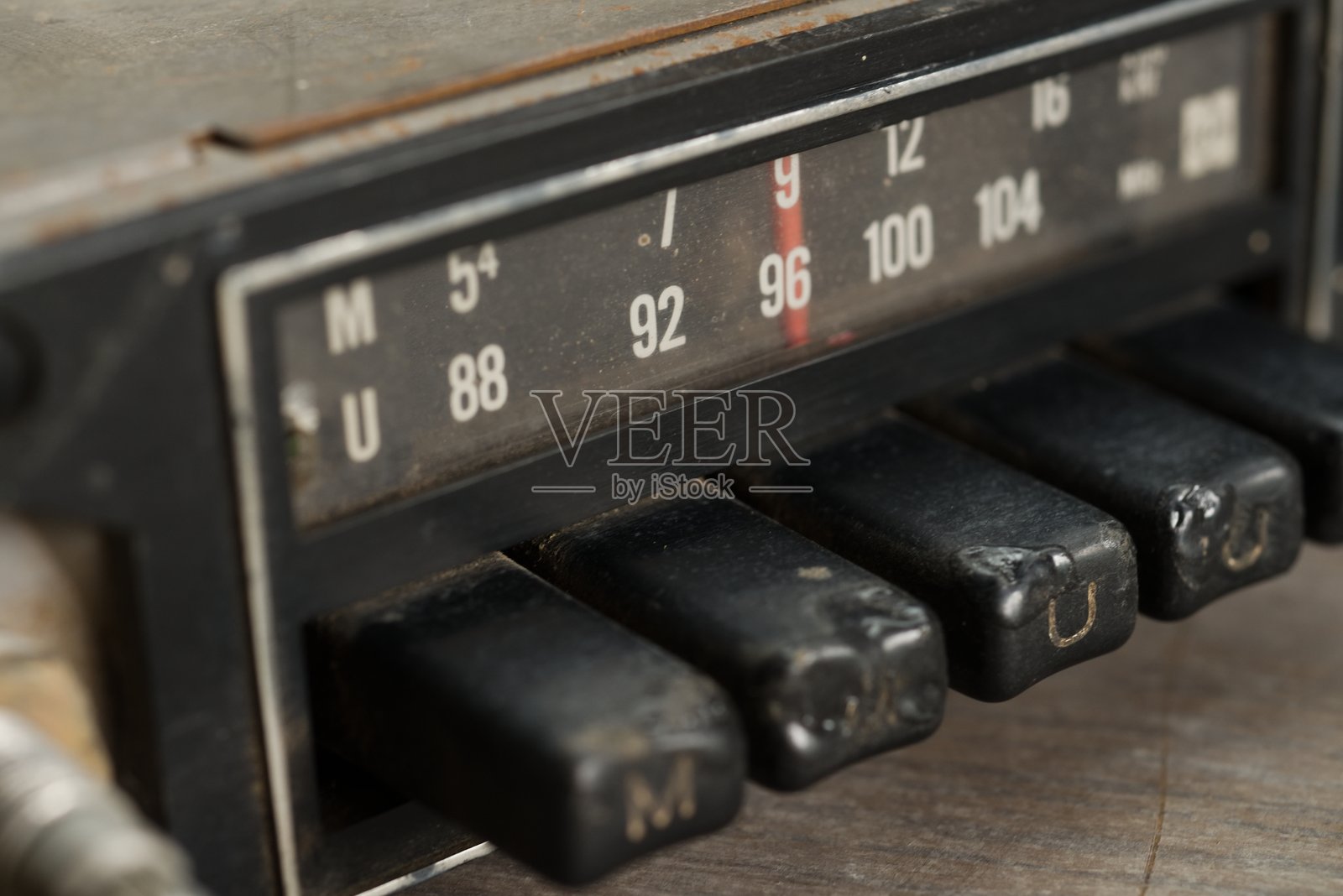 复古汽车收音机调谐器带频率刻度照片摄影图片