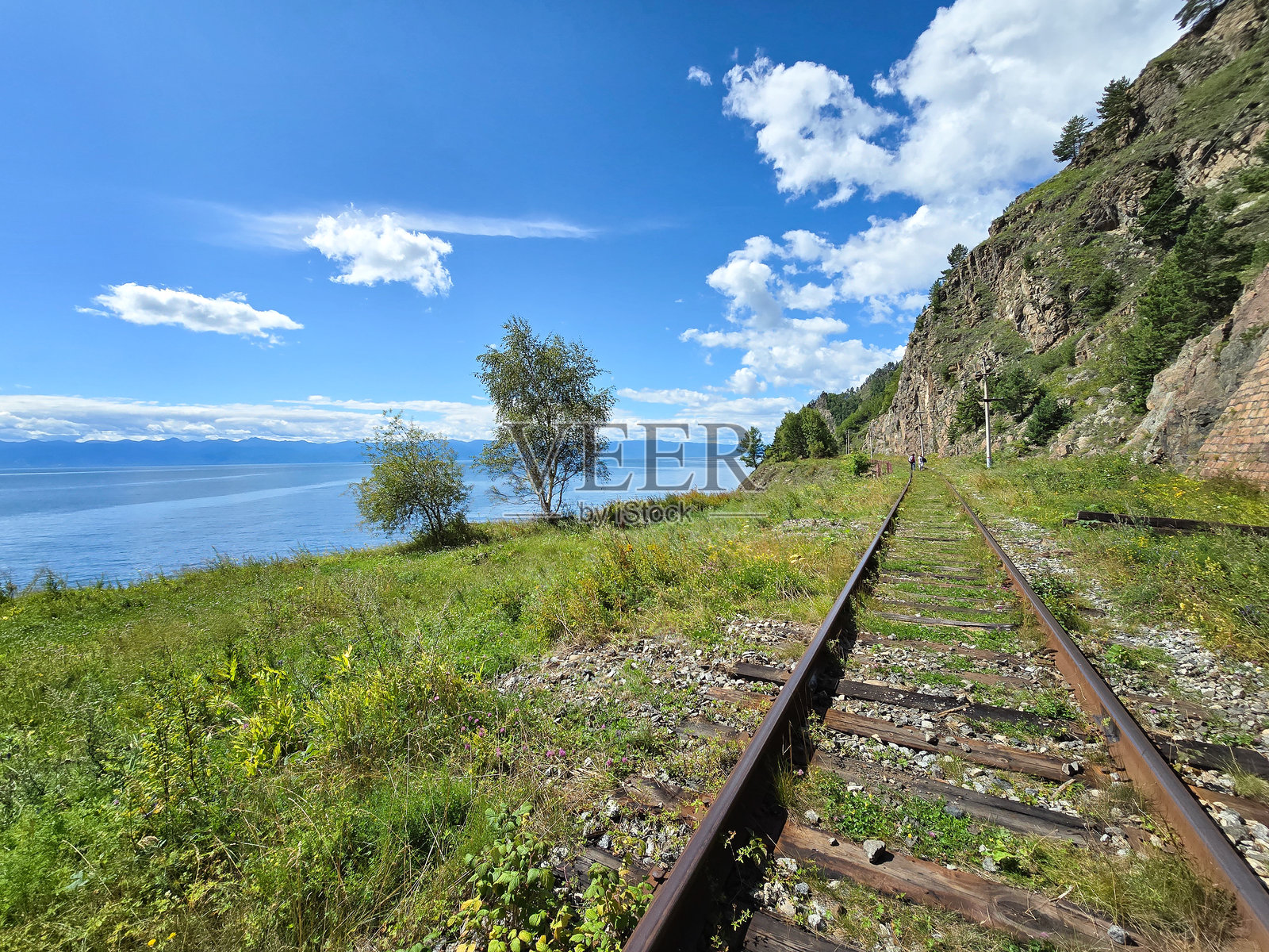 贝加尔湖的风景,作为旅游背景,展示了环贝加尔铁路车站的木质废弃平台。照片摄影图片